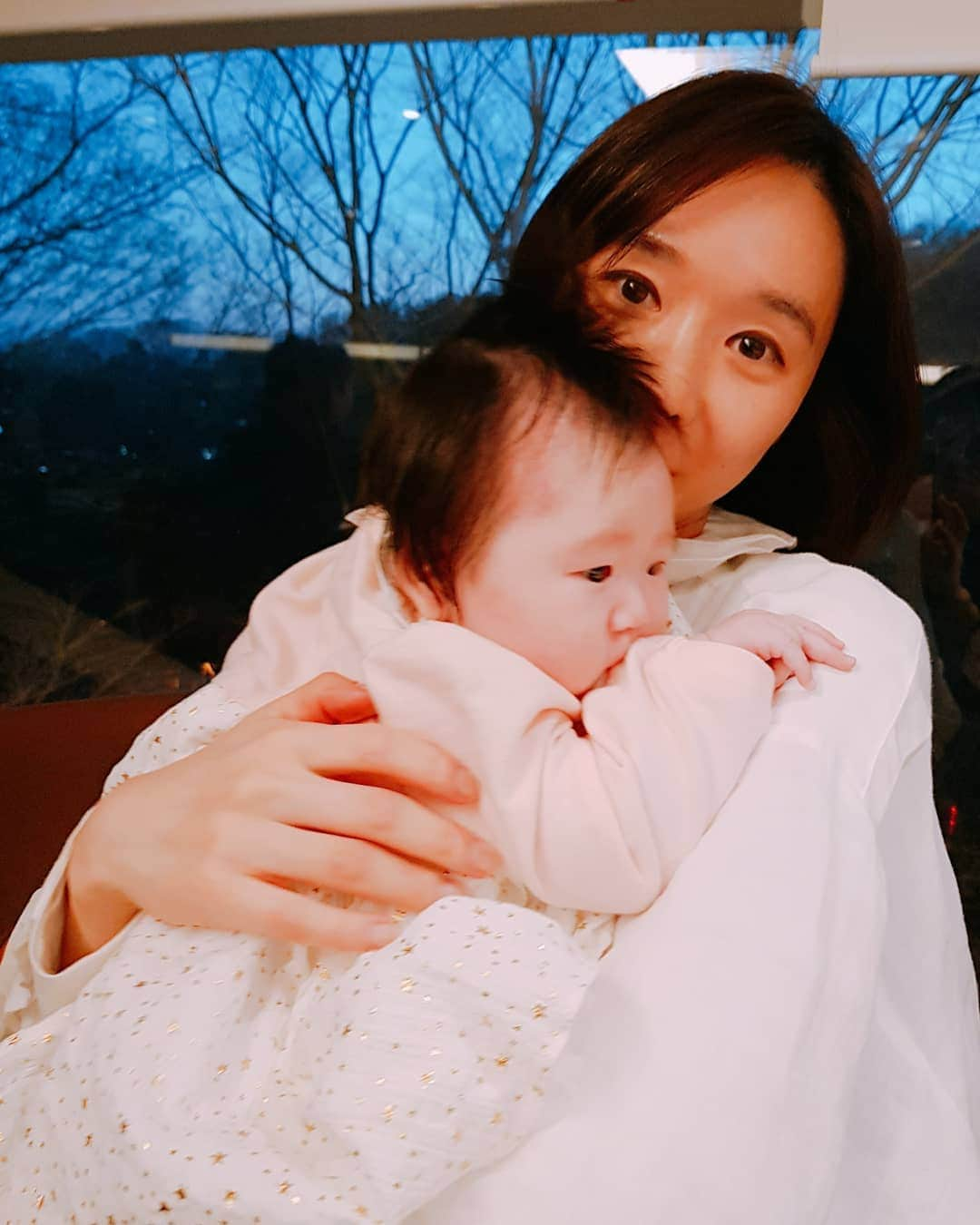 ハン・スヨンさんのインスタグラム写真 - (ハン・スヨンInstagram)「엄마 생신 날🥳 .. 주인공은 #조카👶 .. #한수연」4月27日 17時13分 - april_hansooyeon