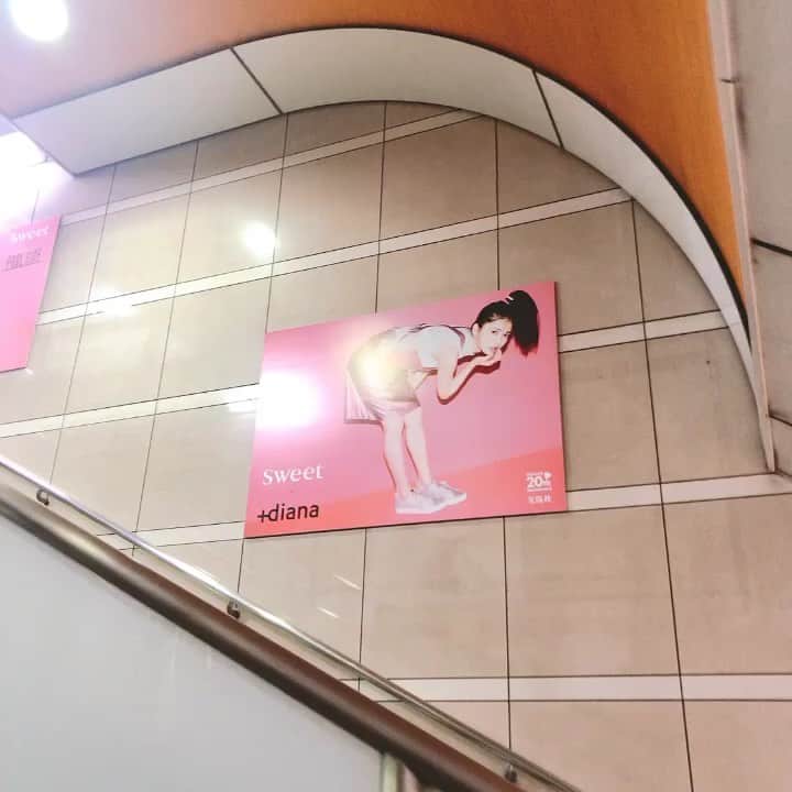 のインスタグラム：「表参道駅sweet だらけ！アシスタント時代からものすごくお世話になっている雑誌✨20周年おめでとうございます！この日のあしゅもかわいかった！#sweet  #齋藤飛鳥」