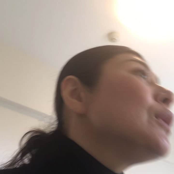 間々田佳子のインスタグラム：「本日朝からプライベートレッスン4コマ💪✨男性はお二人  男性の目的は、印象を上げたいと受講する方が多い  筋肉の細かい使い方を 一生懸命伝えようとする私…。 たぶんテンション高すぎて、 引かなかったかな…。 ちょっと心配😅  #間々田佳子 #表情筋研究家 #顔ヨガ #顔ヨガ間々田佳子教えに熱が入りすぎ… かな… #印象UP #gymfacial1min」