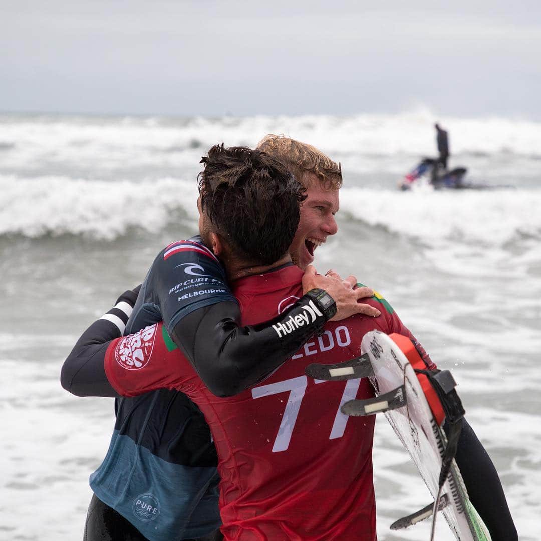 ジョン・ジョン・フローレンスのインスタグラム：「What a couple weeks here at Bells beach. I had so much fun in this event and got to surf heats against some of my favorite surfers in the world! Congrats to the finalists @filipetoledo @courtneyconlogue @maliamanuel  Last year was filled with so many learning experiences and gave me a whole new perspective on competing. I’m really enjoying being here in the position I am in. I’d like to thank my family and all my friends who have been there along the way. I couldn’t have done it without you guys. @alexandra_florence @nathan_florence @ivanflorence_ @lauryncribb @pyzelsurfboards @wass_up90 @erik_knutson_ @rosswilliamshawaii @peteyjohnson_ @spencerklein_83 @kidpeligro @markkozuki @hurley」