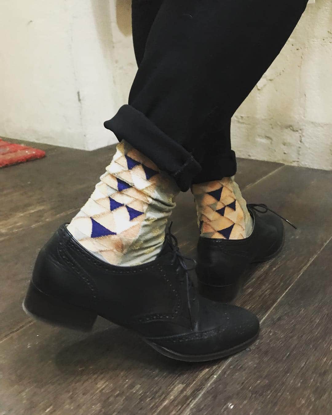 アヤメさんのインスタグラム写真 - (アヤメInstagram)「Saturday shop vibes, beautiful #margarethowell shoes with #ayamesocks 🧦👞 ハンサム顔のウィングチップはマーガレットハウエルだそうです✨ #ayamepeople #socksandshoes #britishshoes #🇬🇧 #🧦 #classicalfashion #womensfashion」4月27日 17時33分 - ayame_socks