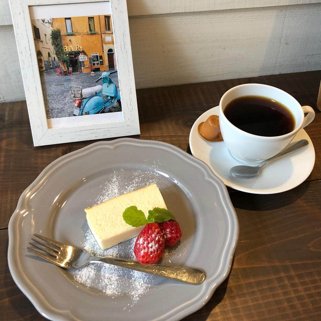 北清杏奈さんのインスタグラム写真 - (北清杏奈Instagram)「#カフェスタグラム #cafebarrossi さんのチーズのテリーヌ。お砂糖わずか数グラムしか使っていないそうで、濃厚なチーズの味が楽しめました。今日のような雨の日はカフェでまったりしたいですね♪ #静岡カフェ #静岡スイーツ #コーヒー #本日のケーキ #チーズケーキ #チーズ好きにはたまらない」4月27日 17時25分 - anna.kitasei