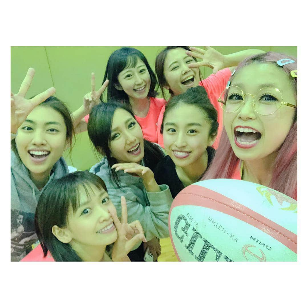 森詩織さんのインスタグラム写真 - (森詩織Instagram)「♡﻿ ﻿ ﻿ FIVESタグラグビーだったよ🏉💓﻿ ﻿ 今日はMTMっていう﻿ 試合やって、改善点を把握して練習して、試合やる﻿ っていうのをやりました🥰﻿ ﻿ だからなのかすごく熱くなって﻿ マネージャーさんも監督・コーチになって﻿ アドバイスたくさんくれたり﻿ 仲間同士で改善点聞き合ったりして﻿ 楽しい試合ができましたー！﻿ ﻿ みんなスポーツ好きで﻿ 得意な子ばかりだから﻿ スポ根が一緒すぎてたのしいっ❤️﻿ ﻿ みんなとできる機会があったらいいなぁ🤔﻿ ﻿ ﻿ #FIVESタグラグビー﻿ #bodymaker﻿」4月27日 17時26分 - mori_shiori