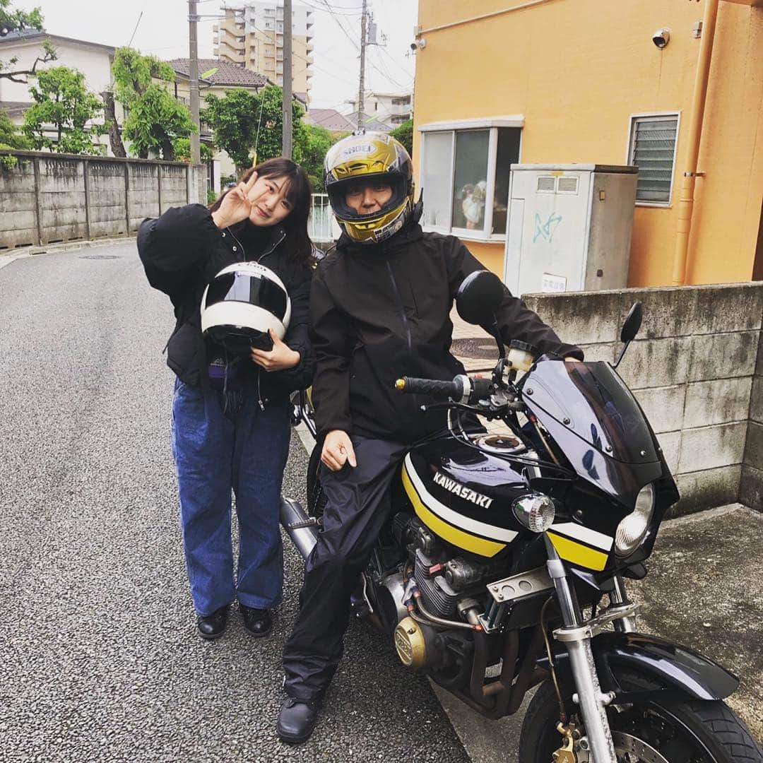 黒川忠文さんのインスタグラム写真 - (黒川忠文Instagram)「最近、外泊ばっかりで帰ってこないアッコが家に居た。 「美味しい食パンを買いに行く🍞プチツーリング！」に行く人ー‼️と聞いたら、嫁は上げずにアッコが挙手⁉︎ て事で、荻窪にある「どんだけ じこちゅー」にタンデムで行ったら、完売してた😭 近くに他のパン屋さんを調べたら、千歳烏山に「一本堂」がヒットしたので移動！ 次は食パン🍞ゲットしました。 三種の食パンを購入。 インカムで移動中は色々とアッコと話出来て良かった！ 帰宅後、厚切りトースト食す「うまし‼️」 今、調べたら一本堂は近所にもありました🤣！ いえ、買う過程が大事なんや😆ww  #美味しい食パン  #どんだけ自己中  #いっぽんどう  #ぷちつーりんぐ  #インカムツーリング  #娘との会話  #ゼファー400  #zukkokeラジオ  #アンバランス  #黒川忠文」4月27日 17時41分 - kurokawatadafumi