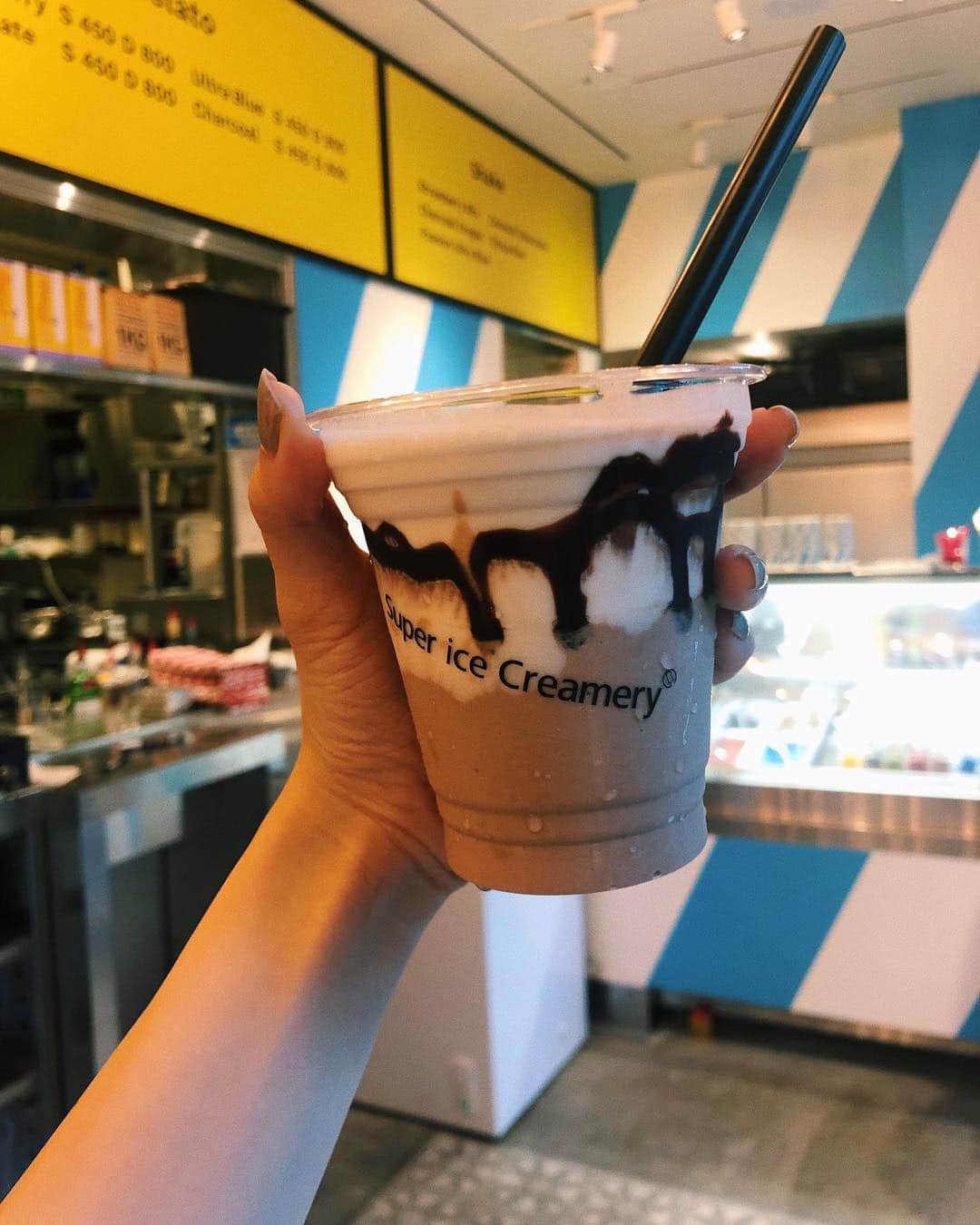 岩本ライラさんのインスタグラム写真 - (岩本ライラInstagram)「渋谷ストリームで乳製品不使用・グルテンフリーのアイスクリーム屋さん【SupericeCreamery】が昨日からオープン😍🌴 私はココナッツチョコレートシェイクにした！暖かい日に最高！ #SupericeCreamery #スーパーアイスクレマリー #ヘルシースイーツ #アイスキャンディー #super_ice_creamery」4月27日 17時34分 - lylaa05