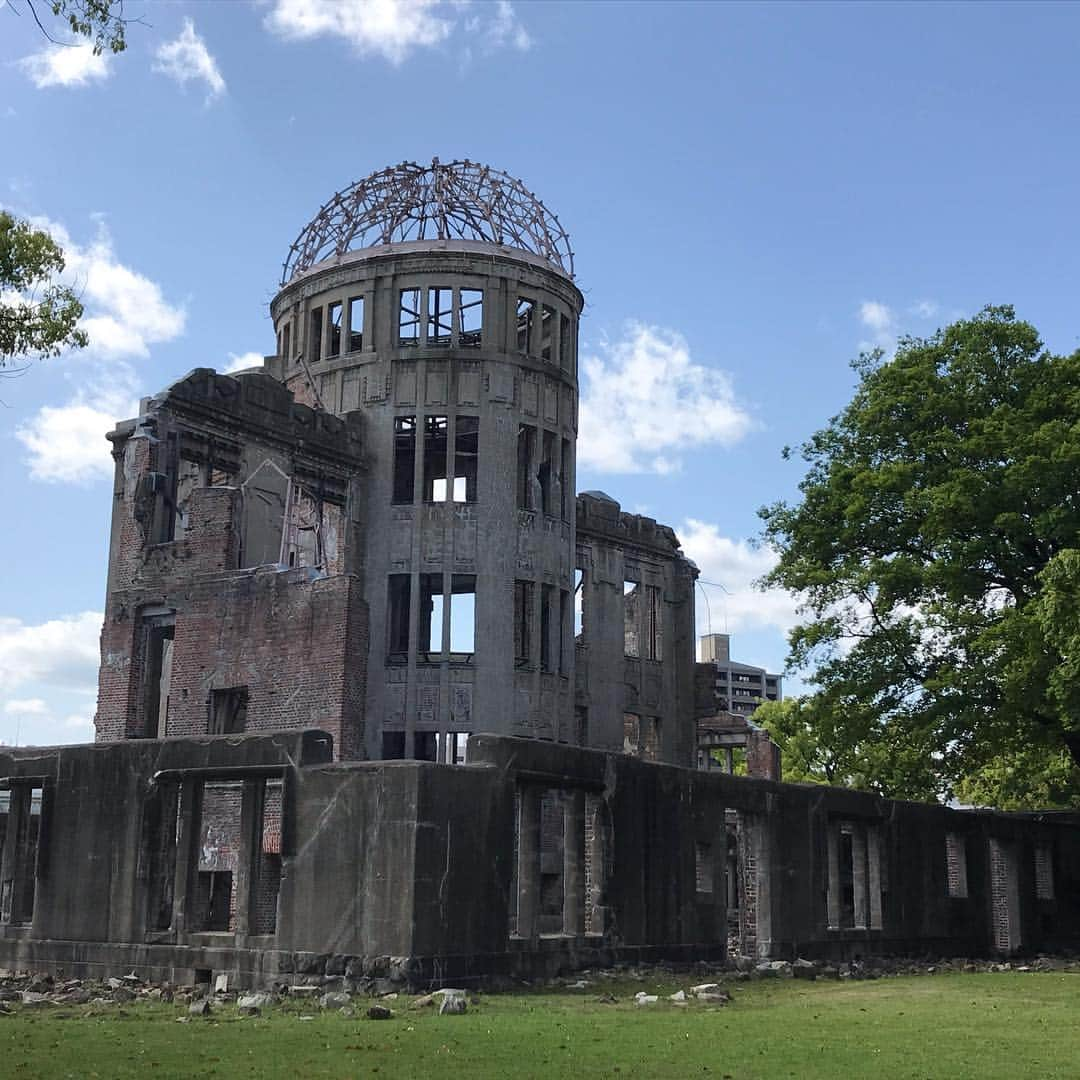 けんじるさんのインスタグラム写真 - (けんじるInstagram)「本日は世界遺産！宮島、原爆ドームを観光させて頂きましたでぇ〜す！  手乗り宮島からの揚げもみじ饅頭！最高でした。  赤い橋の角度がキツ過ぎてSASUKEの第1ステージにありそうでした。  #けんじる #食い込MEN #芸人 #吉本 #お笑い  #ギャグ #宮島 #原爆ドーム #世界遺産 #広島 #もみじ饅頭 #GW」4月27日 17時39分 - kenjiru0318