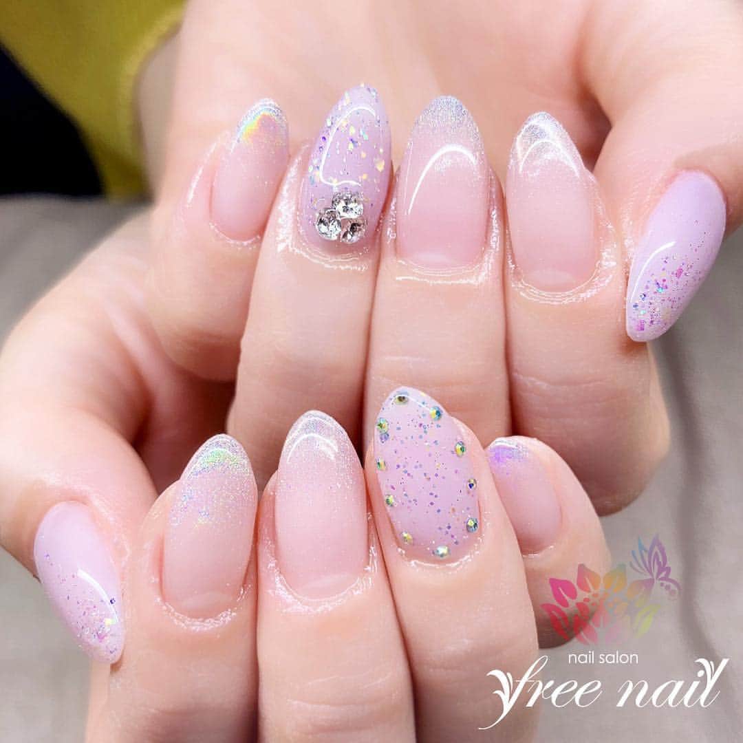free nail フリーネイルのインスタグラム：「. お客様ネイル💅🏻🍀✨ . ユニコーングラデーション🦄✨ . 溢れる透明感💠✨ . ご来店ありがとうございました🙇🏻‍♀️🙇🏻‍♀️🙇🏻‍♀️💗 . #ネイル #フリーネイル #ネイルアート #ジェルネイル #ネイルサロン #大阪ネイルサロン #ネイルデザイン #ネイルチェンジ #ユニコーンネイル #グラデーションネイル #キラキラネイル #ビジューネイル #vカットストーン #ピンクネイル #クリアカラーネイル #デザインネイル #シンプルネイル #トレンドネイル #透明感ネイル #春ネイル #スプリングネイル #美甲 #日式美甲 #springnails #nailsart #nailsalon #nailsdid #newnails #newnail #freenail」