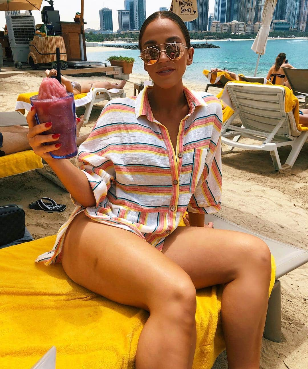 ヴィッキー・パティソンさんのインスタグラム写真 - (ヴィッキー・パティソンInstagram)「Ooohhh she’s got a frozen daiquiri in her hand and a mysterious bruise on her leg... She must be on her holidays!!!! 😂👙✈️💃🏻🍹 @fivepalmjumeirah @inside.lifestyle  Beach shirt is @primark  Shades are @quayaustralia」4月27日 17時44分 - vickypattison