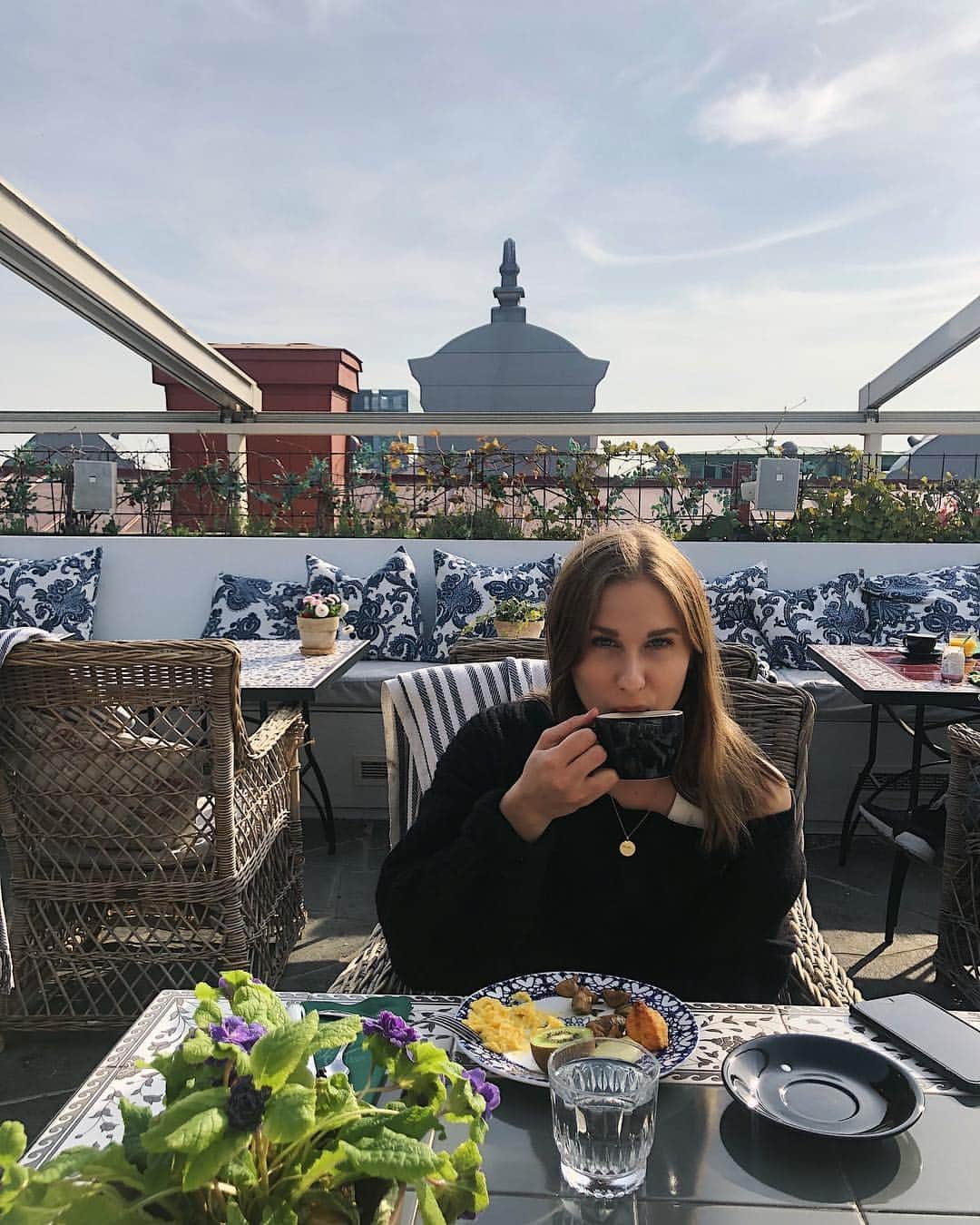 イザベル・オルソンのインスタグラム：「☕️」