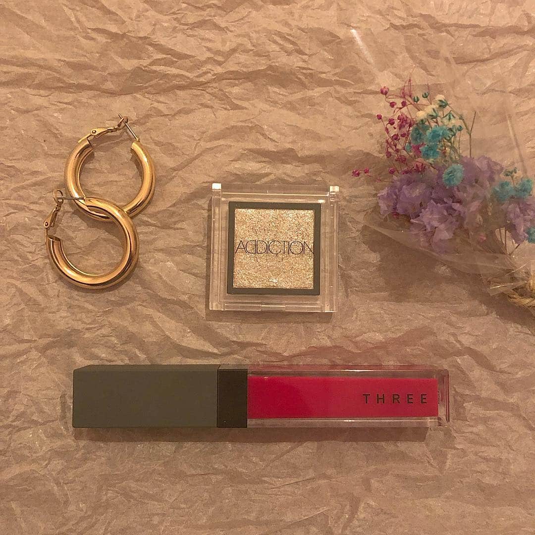 のインスタグラム：「. 最近の愛用品は、、、🏄🏻‍♀️ じゃん！ . アイシャドウ 👀✨ addiction #Mariage092 . リップ💄 Three #シマリングリップジャム17 . ピアス❣️ #bershka . #コスメ #アイシャドウ #ピアス #グロス #リップグロス #lips #eyeshadow #cosmetics」