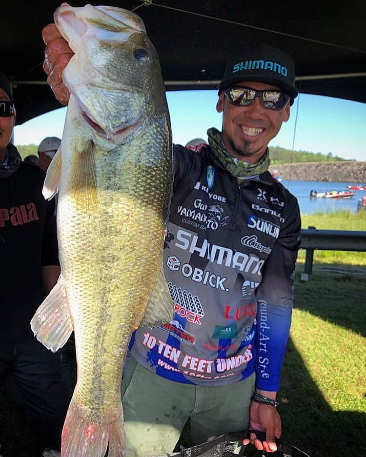 伊豫部健さんのインスタグラム写真 - (伊豫部健Instagram)「@bass_nation Central Open Day2, I got 22place👍But I lost couples of 3lber, they jumped came off...No good😭 I found good spot this morning. I caught "Big Mama"❣️and a lot of fish. That's fun! Thank you everyone for your support‼️ B.A.S.S.セントラルオープン2日目が終わり、総合22位でフィニッシュ👍 何とか踏ん張った形で終わりました。 朝からいい場所を見つけ、4lbオーバーのラージマウスバスを釣り上げるも、3lbフィッシュを2発連続でジャンプでバラすと言うミス😭 前回のトリードベンドと言い、今回のスミスレイクと言い、自分のミスで何かと逃してるチャンス… 次戦はしっかり活かしたい‼️ 皆さん、ホントに毎日応援📣ありがとうございましたm(__)m  @autogarage_omy @10tenfeetunder_kiob @obick_55 @ringstar_1889 @talex_fishing @hayabusa.fishing @hayabusafishinghooks @gary_international_kk @shimanofishing_jp @sunline_japan @se9rets @ken_iyobe #iyoken #kiob #イヨケン」4月27日 17時47分 - ken_iyobe