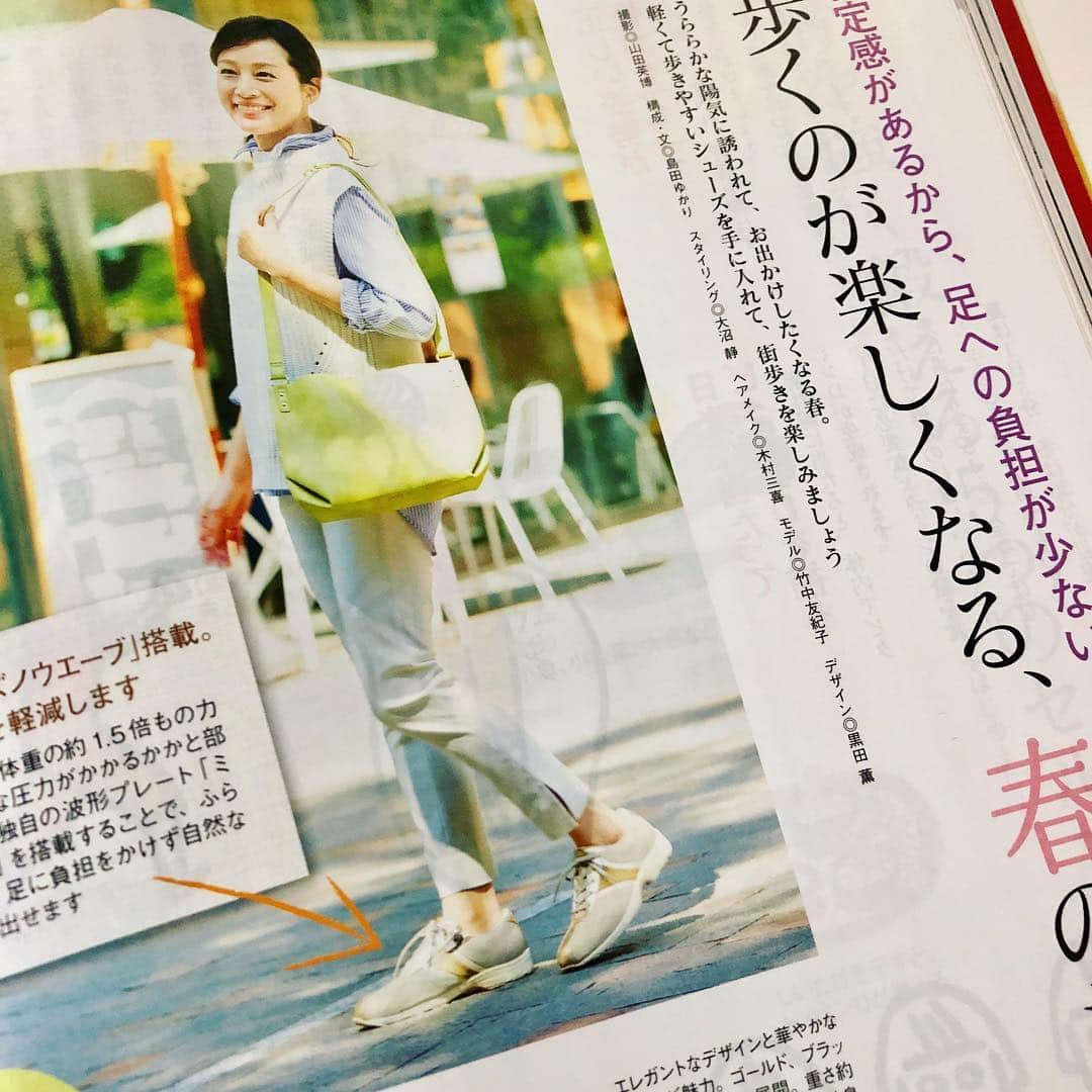 竹中友紀子のインスタグラム：「#出演情報  ただいま発売中の婦人公論にチラリと登場しています。 #ミズノ さんのシューズのページ。 #ミズノウェーブ は自然と足が前に押し出される感覚で、とっても歩きやすかったです。」