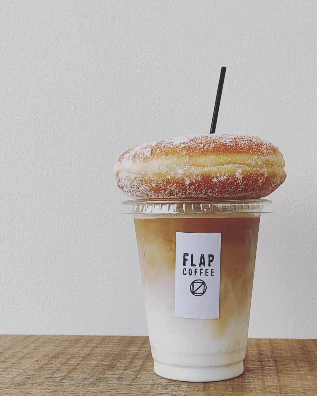 _coco_m23のインスタグラム：「☑︎🍩☕️ ✴︎ ✴︎ ✴︎ #シュガードーナツ#ドーナツ#カフェ#スイーツ#カフェラテ#doughnuts#도넛#카페#油炸圈饼」
