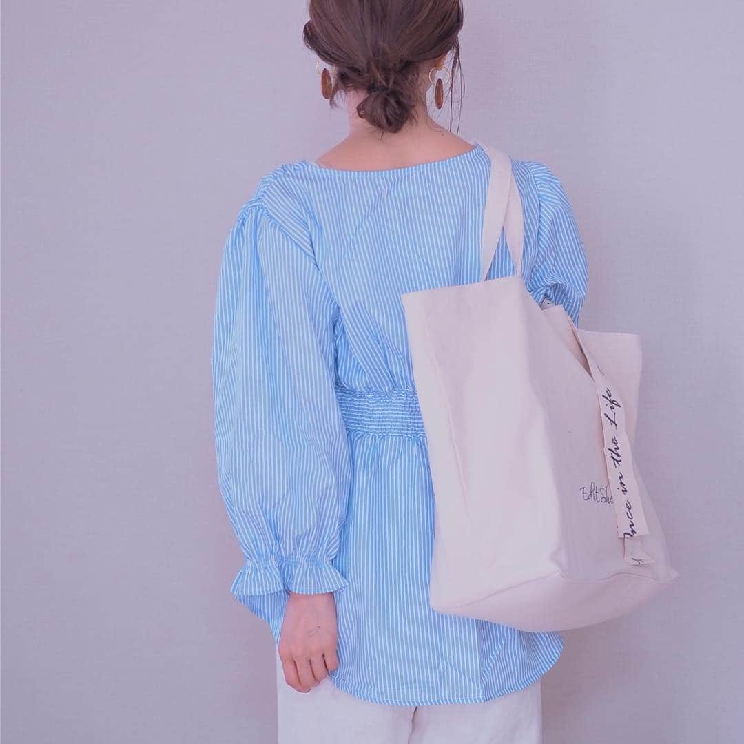 田中亜希子さんのインスタグラム写真 - (田中亜希子Instagram)「着ると一気にトーンアップするブラウス。 普段地味色ばかりなのでハッとしてしまうくらい鮮やかなブルーのストライプが素敵なブラウスは @fifth_store  の#ウエストマークチュニック  ホワイト×ネイビー  Mサイズ です。 以前ベージュを着てみましたが、型は同じなのに色が違うだけですごく雰囲気が変わりますね！  @editsheen_store  の何でも合わせられる#ロゴキャンバストートバッグ を合わせて。これからの時期、また大活躍のトートです。  #fifth#fifthtl#フィフス#おちびの輪 #プチプラ#プチプラコーデ #低身長コーデ#低身長#エディットシーン#editsheen #bag#バッグ#zozo#zozotown」4月27日 17時56分 - akiico
