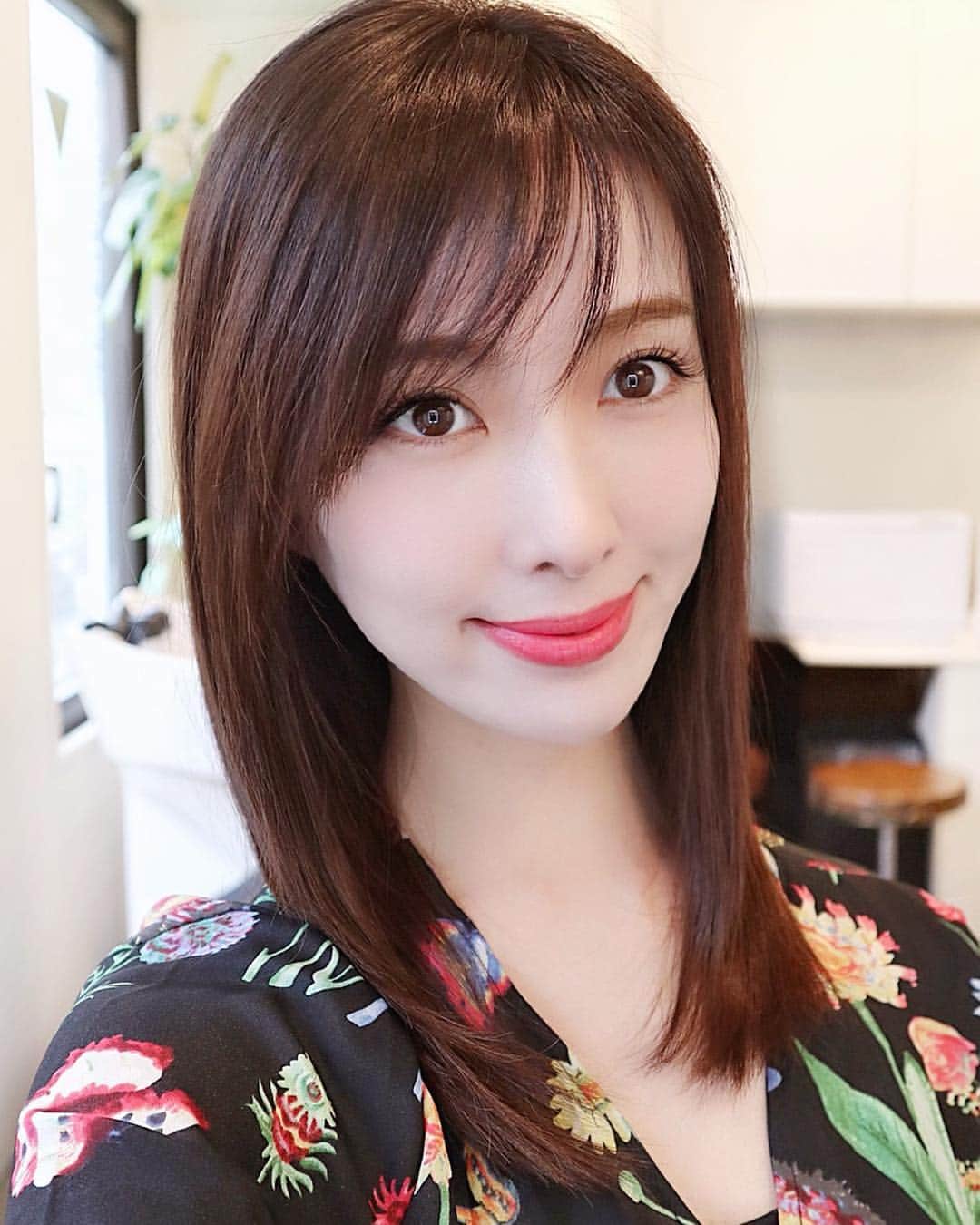 のインスタグラム：「💇‍♀️💈💇‍♀️💈💇‍♀️﻿﻿ ﻿﻿ 今年オープンしたRrsalon 青山店さんで、ミネコラトリートメントとヘアカラーしてもらいました😊💕﻿﻿ @rrsalon_ ﻿﻿ ﻿﻿ ミネコラだけ！ってイメージが強いのですが、﻿﻿ ヘアカラーもされているということで﻿﻿ 今回お願いしました🥰❤️﻿﻿ 本当に、つるっつるのさらさらになりました‼︎✨﻿﻿ ﻿﻿ 👩‍💼担当は、ちさきさん ﻿ @chisaki_inoue ﻿﻿ ﻿﻿ 新規のお客様にはヘアトリートメント﻿﻿（非売品💕） プレゼント🎁になるとのこと❣️﻿﻿ 髪質に悩んでる方や美を追求したい方には﻿﻿ 是非ともオススメのサロンさんです💕﻿ ﻿ ☑︎dress @montresorsaki 👗﻿ 昨年人気だったこちらのワンピースは、今年も再販予定です❤️﻿ ﻿ #Rrsalon #Rrsalon青山店 #ミネコラ #ヘアカラー #hair #haircolor #beauty #表参道 #beforeafter #ビフォーアフター#艶髪 #美髪 #ヘアケア #haircare #montresor#montresorsaki #dress #美容 #美容day」