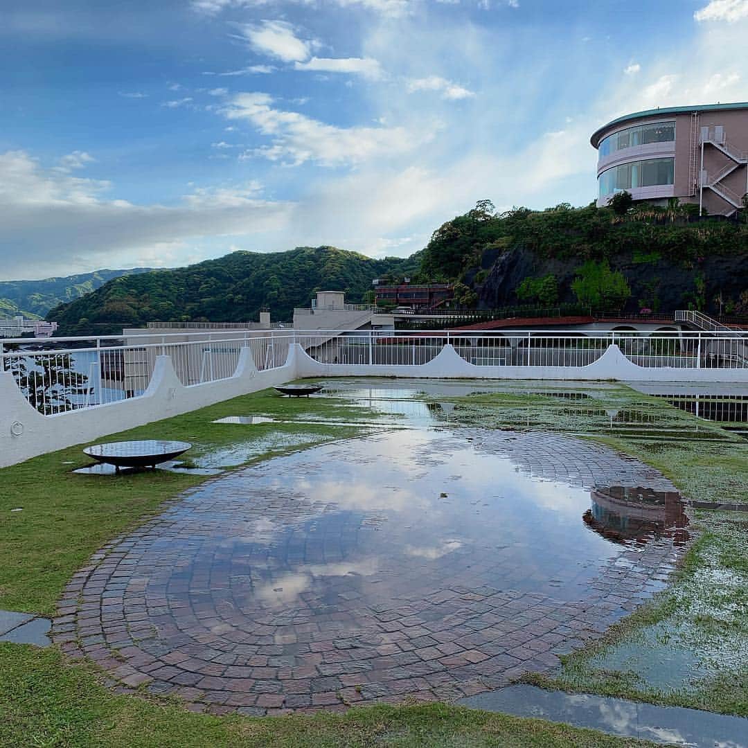 のインスタグラム：「雨上がり、水溜まりに映る青空が綺麗でした✨」