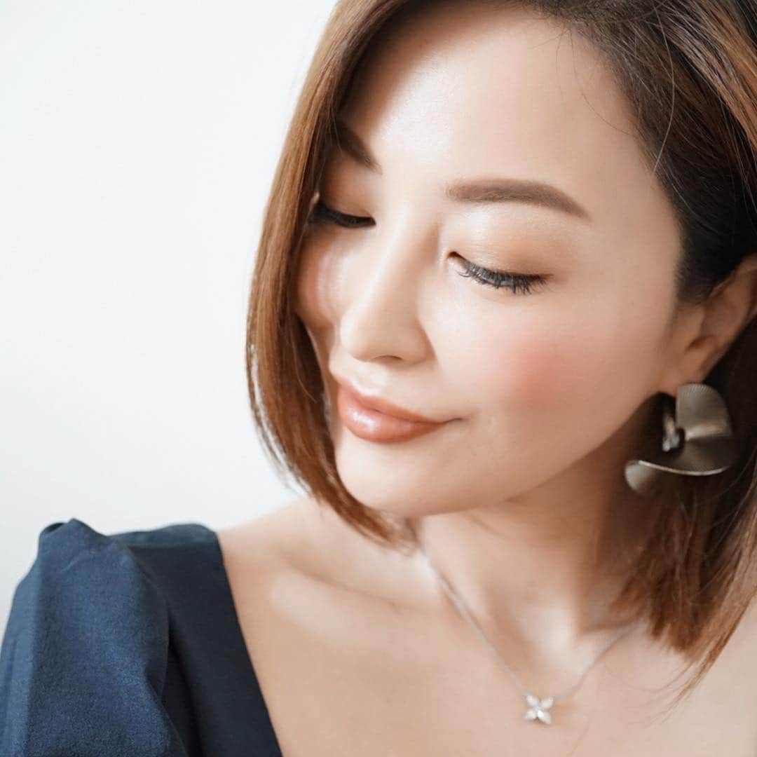 のインスタグラム：「遅くなりました！ バンコク、まつ毛エクステ情報！  前回の投稿しましてYIM's Styleに併設されているまつ毛エクステサロン 【Tokyo Lash】さん。 @tokyo_lash  今、わたしが通っているサロンです。 日本人施術者がいらっしゃって丁寧にカウンセリングをしてくれました。  このサロンの特徴は 超極細のエクステンションを使っていること。だから1本に2本から3本を接着します。重くなるのかな？と思いきや、まったく逆で、軽くてふわふわ！付けている感覚がないくらいストレスフリーな付け心地です‼️ 今回、わたしは300本付けました。 もう少し付けても良かったなぁ。 通常400本くらいで、普通のエクステンションくらいの濃さだそうです。  タイ人は700、800本くらい付けるらしいｗなんか、イメージわくww  沢山の本数を付けますが、施術も早いし、つけ心地軽いし、とっても気に入ってます✨  #バンコク #bangkok #バンコク生活 #バンコクライフ #バンコク美容#バンコク美容室#beauty #バンコク暮らし #バンコク子育て  #cafe #カフェ #ママ#ママライフ #海外移住 #海外移住シングルマザー #シングルマザー#シングルマザーの子育て #タイ在住#タイ駐在 #バンコク旅行 #バンコクカフェ #バンコクカフェ巡り #バンコク駐在妻 #バンコク駐妻 #まつ毛エクステ」