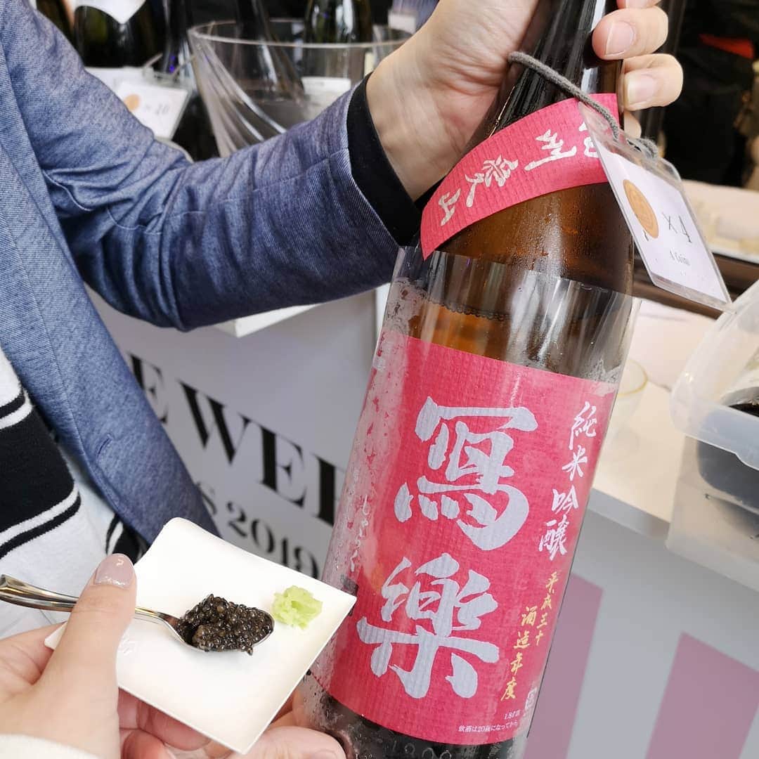 石川奈津紀さんのインスタグラム写真 - (石川奈津紀Instagram)「【CRAFT SAKE WEEK2019その2】 きょう含めてあと3日！！ きょう出展している、とある蔵の方にお話を伺いましたよ😊🍶 pic2は、中国で活躍する利き酒師のFall Huangさん💕とっても素敵な方で、中国での日本酒ブームについて教えてくれました🇨🇳 ピリッとした四川料理と、スパークリング日本酒が合うというのは是非とも試してみたい…！🍴🌠 あとは、なかなかペアリングの機会がないキャビア×日本酒も試しました‼️ う～ん、合う😭💕 冩楽はきょうしか飲めないものだそうで。普段出していない、火入れしてある限定もの。あまくフレッシュなフルーツ感。のあとのキレ✨ キャビアのやわらかなプチっと感と相性抜群でした🤤 (もっと表現力磨きたい😕) * #craftsakeweek2019 #craftsakeweek #roppongi #日本酒 #日本酒好き #日本酒女子  #冩楽 #宮泉銘醸 #japanesesake #sake #sakemake #ポン酒タグラム #日本酒好きな人と繋がりたい #日本酒ナビゲーター #ごちそうさまでした」4月27日 18時09分 - natsukiishikawa1011