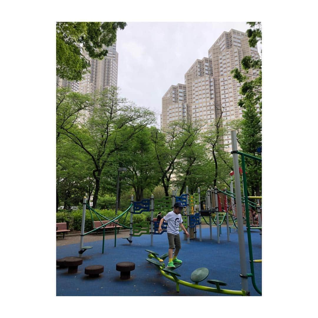 笹峯愛さんのインスタグラム写真 - (笹峯愛Instagram)「2019.4.27 ゴールデンウィーク1日目は 太鼓のお稽古を終えて 夜のお約束まで デデの体力を消耗させるべく 新宿中央公園にて。  寒の戻りが著しく 母凍える。  ダウンを着る子もいる中で 我が息子、半袖短パンのいでだちで 存分に走り回っておりました。」4月27日 18時14分 - mineco.m