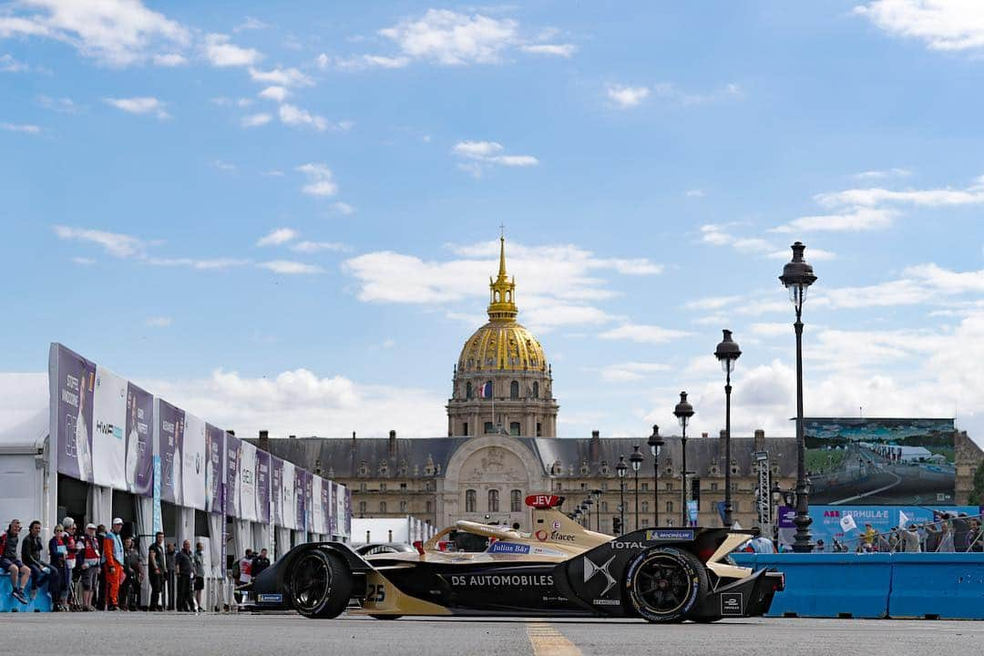 ジャン＝エリック・ベルニュさんのインスタグラム写真 - (ジャン＝エリック・ベルニュInstagram)「FP1 & FP2 ✅ P7 and the sun is out for Qualy! Nice backdrop @fiaformulae Where are racing again? ;-) #JEV25 #ABBFormulaE #DSTecheetah #DSAutomobiles #ParisEPrix」4月27日 18時26分 - jeanericvergne