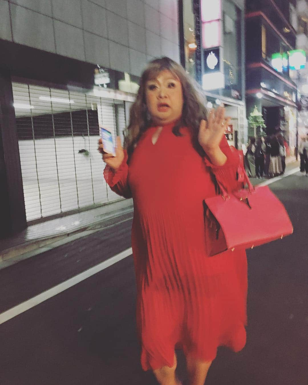 佐藤仁美さんのインスタグラム写真 - (佐藤仁美Instagram)「むらっち。二丁目のママ。いい人。いつもありがとう。 #歩いてると #みんな振り返る #芸能人ではなく #むらっちをガン見 #目立つ #意外と食べない #飲み終わりに食べるらしい #納得 #すぐ泣く #化粧うまい #いい奴 #可愛い #クノイチ」4月27日 18時25分 - sato.hitomi.19791010