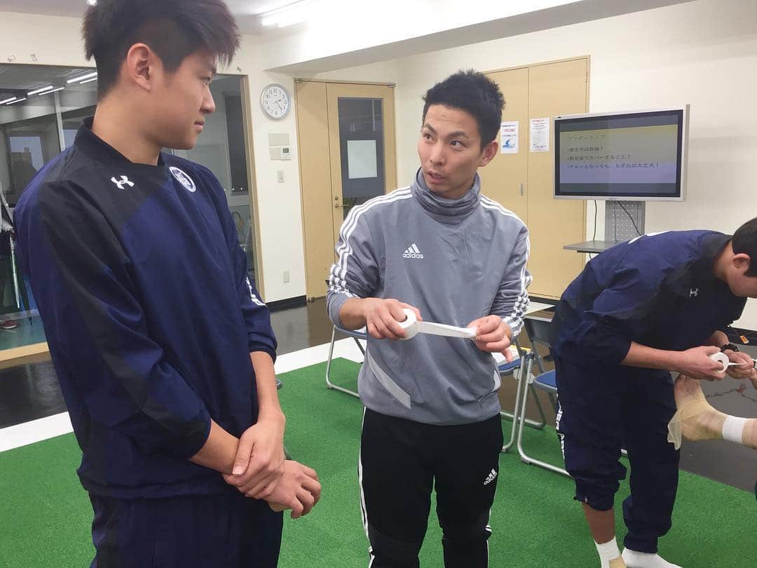 東京スポーツ・レクリエーション専門学校さんのインスタグラム写真 - (東京スポーツ・レクリエーション専門学校Instagram)「‪今日はオープンキャンパス！ ・ その合間に、学生スタッフ希望の1年生に学スタ体験会を実施しました💡 実際のオープンキャンパスのように体験授業！ 尾垣先生にテーピングのポイントを聞きたくさん実践しました。 授業では聞けない細かなコツなども聞けたようで、よかったね👍 ・ #東京スポーツレクリエーション専門学校 #プロに学ぶ #TSR #スポーツトレーナー科 #ST科‬ #アスレティックトレーナー #オープンキャンパス #学スタ #募集中 #スポーツの仕事 #TSR卒業生」4月27日 18時18分 - jikeitsr