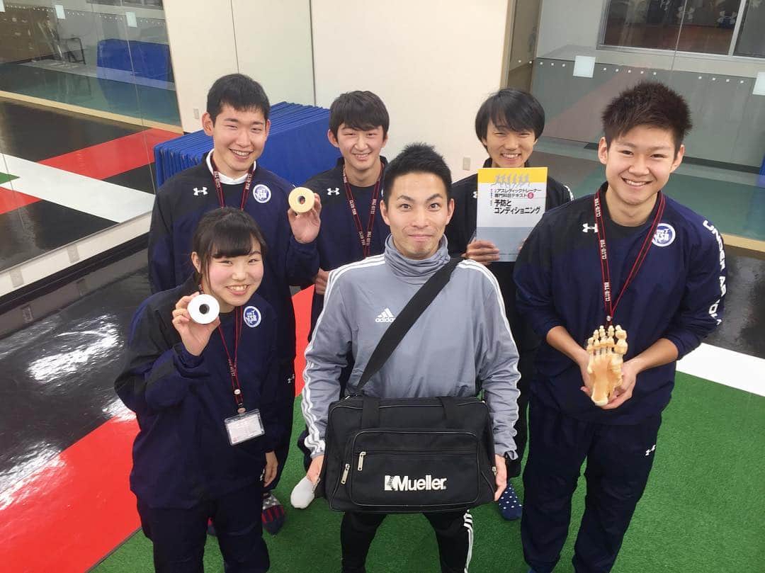 東京スポーツ・レクリエーション専門学校さんのインスタグラム写真 - (東京スポーツ・レクリエーション専門学校Instagram)「‪今日はオープンキャンパス！ ・ その合間に、学生スタッフ希望の1年生に学スタ体験会を実施しました💡 実際のオープンキャンパスのように体験授業！ 尾垣先生にテーピングのポイントを聞きたくさん実践しました。 授業では聞けない細かなコツなども聞けたようで、よかったね👍 ・ #東京スポーツレクリエーション専門学校 #プロに学ぶ #TSR #スポーツトレーナー科 #ST科‬ #アスレティックトレーナー #オープンキャンパス #学スタ #募集中 #スポーツの仕事 #TSR卒業生」4月27日 18時18分 - jikeitsr