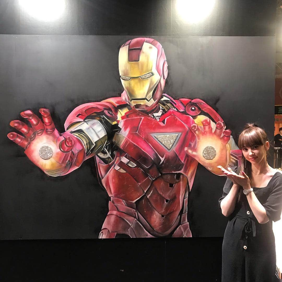 松下萌子さんのインスタグラム写真 - (松下萌子Instagram)「#ありがとうアベンジャーズ  #ニコニコ超会議2019 巨大なアイアンマン！ 描きあげました。 アシスタント様も頑張ってくれたお影で無事に描きあげられました。 今日も沢山の人に感謝です👏 明日も生配信、#幕張メッセ で ライブペイントです。 さて、次は誰を描こうかな…  司会は #ドグマ風見 さん  moecochalkart #drawing  #art  #japan  #japanese #artist #moeco #チョークアート #チョーク #アート #tokyo #picture  #workshop #艶画 #松下萌子 #chalkart  #チョークアーティスト #アベンジャーズ  #ライブペイント」4月27日 18時18分 - moecochalkartonly