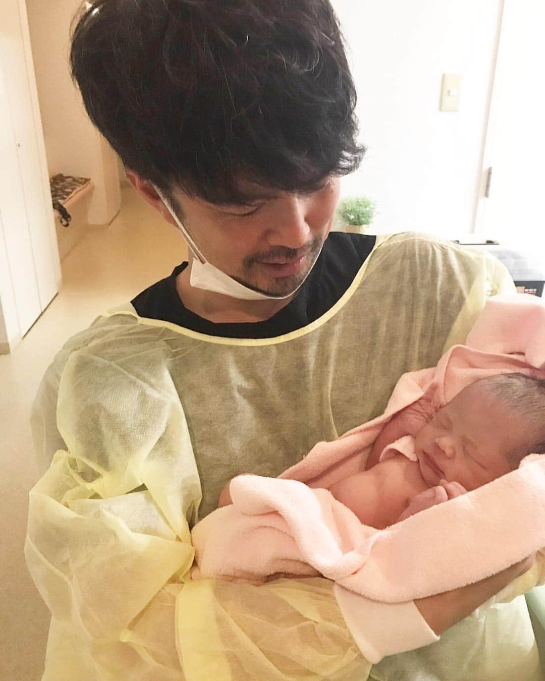 Keikooooooのインスタグラム：「4月25日🕊 無事女の子を出産しました。 沢山の励ましのお言葉を頂き、本当にありがとうございました👶🏻🌸🙏🏻😭 前日まで出て来る様子のない赤ちゃんにヤキモキしながら、帝王切開が急に決まり気持ちの整理もつかないまま手術になりましたが、生まれて来てくれた時はそんな事はどうでも良くて、無事に生まれて来てくれてありがとう、という気持ちになりました。  今は、目まぐるしく毎日が過ぎています。 こんな味わったことなない気持ちにさせてくれた旦那さんに感謝です。本当にありがとう。大好きです。 これからは、2人で力を合わせて赤ちゃんを守っていきたいキモチ。 #生まれました #20190425 #baby #赤ちゃん#出産 #赤ちゃんのいる生活 #旦那さんと赤ちゃん♡ #40w2d」
