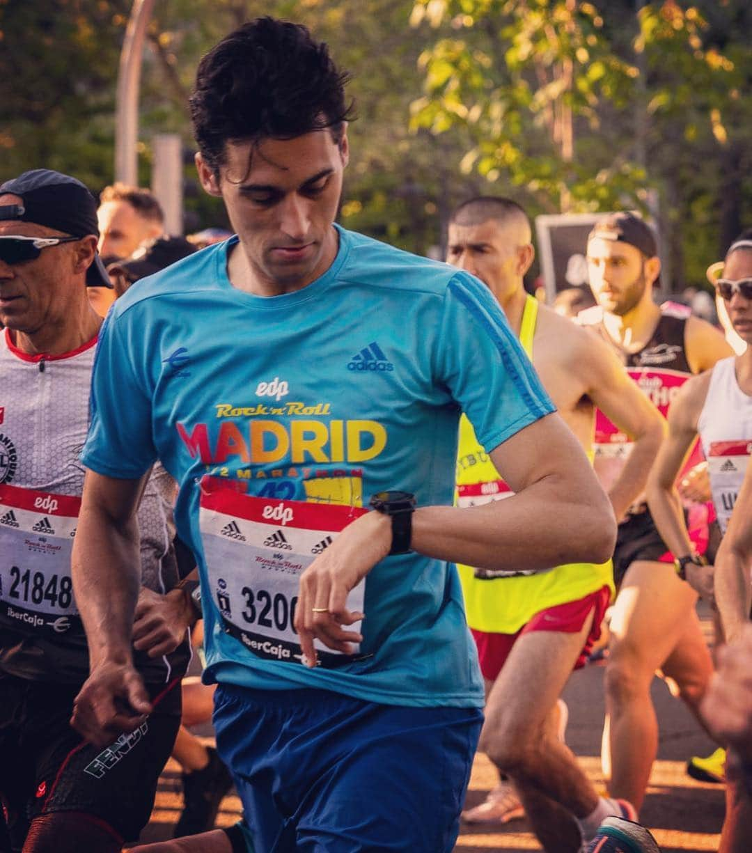 アルバロ・アルベロアさんのインスタグラム写真 - (アルバロ・アルベロアInstagram)「Disfrutando y sufriendo a partes iguales los 21k de la @edprnrmadridmaraton. 🏃🏻‍♂️ Espectacular ambiente, mucho corredor y una gran organización. 🙌🏼 🙌🏼🙌🏼🙌🏼 He ido atento al reloj y he podido bajar marca y hacer 1:17:49. ¡Seguimos! 💪🏼 @adidas_es  @adidasrunning #Ultraboost19 #CreadoconAdidas #EdpRNRMadrid #adidasrunnersmadrid」4月27日 18時26分 - arbeloa