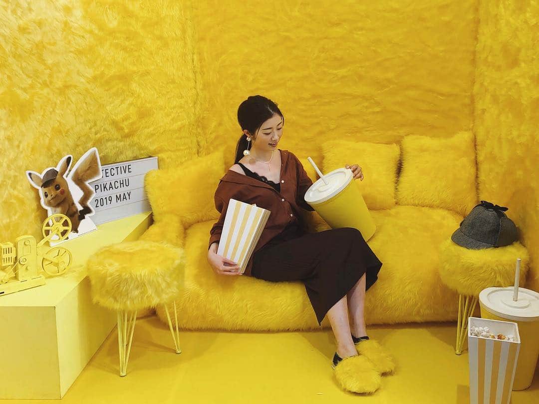 のインスタグラム：「. . #ピカチュウに感電 、させられてきました。笑 . ( @meitantei_pikachu ) . #PIKACHUKANDENSTUDIO#pr#PIKACHU . . 5/3より全国公開の #名探偵ピカチュウ の世界観そのまま！ ユニークで楽しい #フォトブース が #大阪 駅前に。 . ちゃっかり、撮ってもらいました🙈💕 . . 全国まるっとキャラバン中だそうで、 . #南ゲート広場 で今日と明日、 5/3〜5 六本木ヒルズ大屋根広場に設置されます☺️🌸 . PACHIPACHIブースで、まさに、#感電チュウ ⚡️ 電気流れてるときの驚き方よww スタッフさんに、「今日イチの感電具合！」って褒め言葉(？)いただきました。笑 . #model#モデル#和装モデル#webモデル#関西モデル#パーツモデル#フリーランス#福井千佳#chika_fukui#インフルエンサー#美容#followme#style#ヘアカラー#picoftheday#japan#サロモ#handmadeaccessory#ハンドメイドアクセサリー#写真好きな人と繋がりたい#いいね返し」