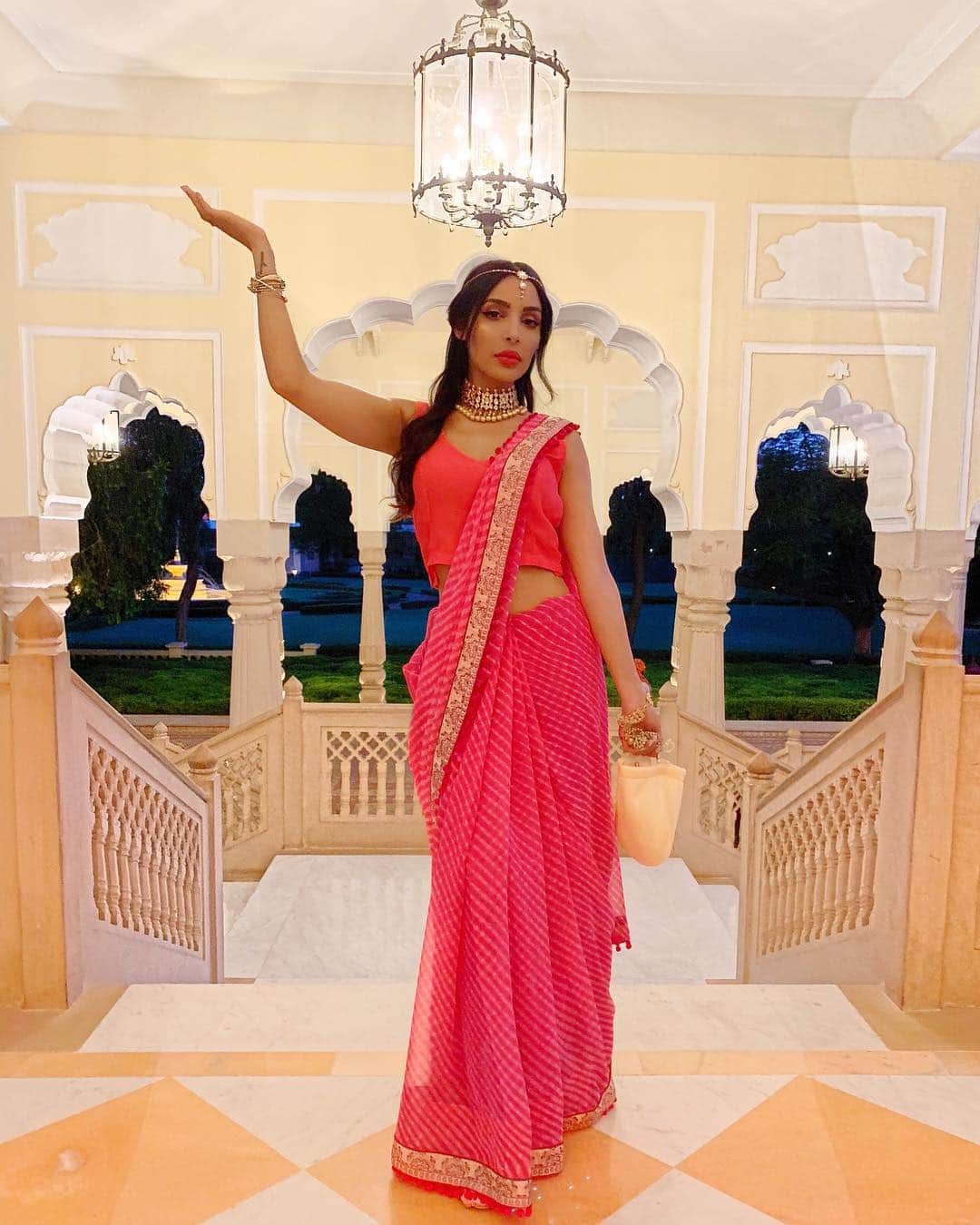 sananasのインスタグラム：「NAMASTE 💁🏻‍♀️😚Vous pensez quoi de mon outfit ? Ce sari est magnifique 😍 ! Sur ma bouche je porte le unattached de chez @fentybeauty 👄 . . #Sari #India #Jaipur #PinkOasis #indianoutfit」