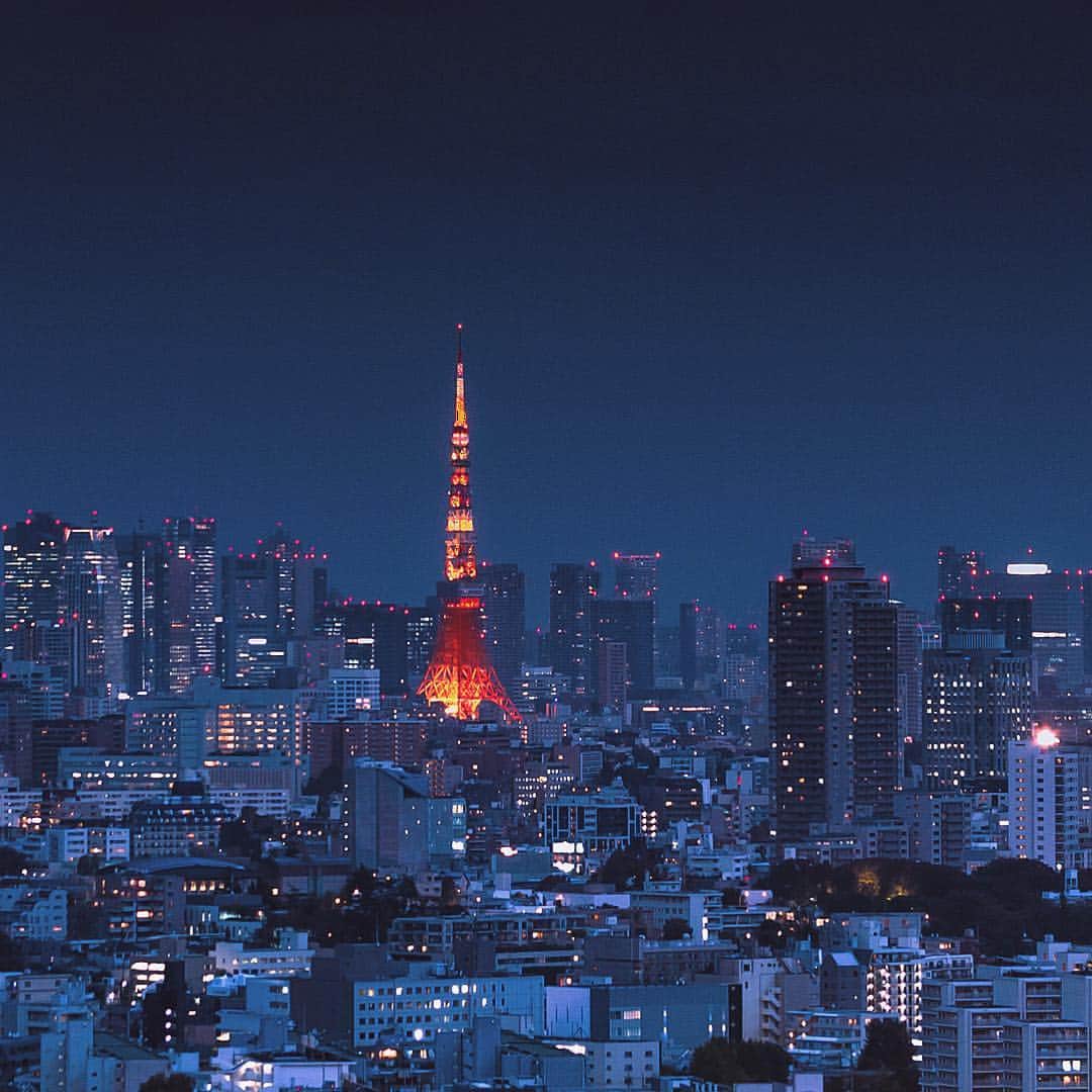 2020年東京オリンピックさんのインスタグラム写真 - (2020年東京オリンピックInstagram)「Today marks the beginning of the 10-day-long Golden week in Japan!✨ Some people even call it “Platinum week”. Here is a beautiful skyline of Tokyo to celebrate our holiday 🌃」4月27日 18時43分 - tokyo2020