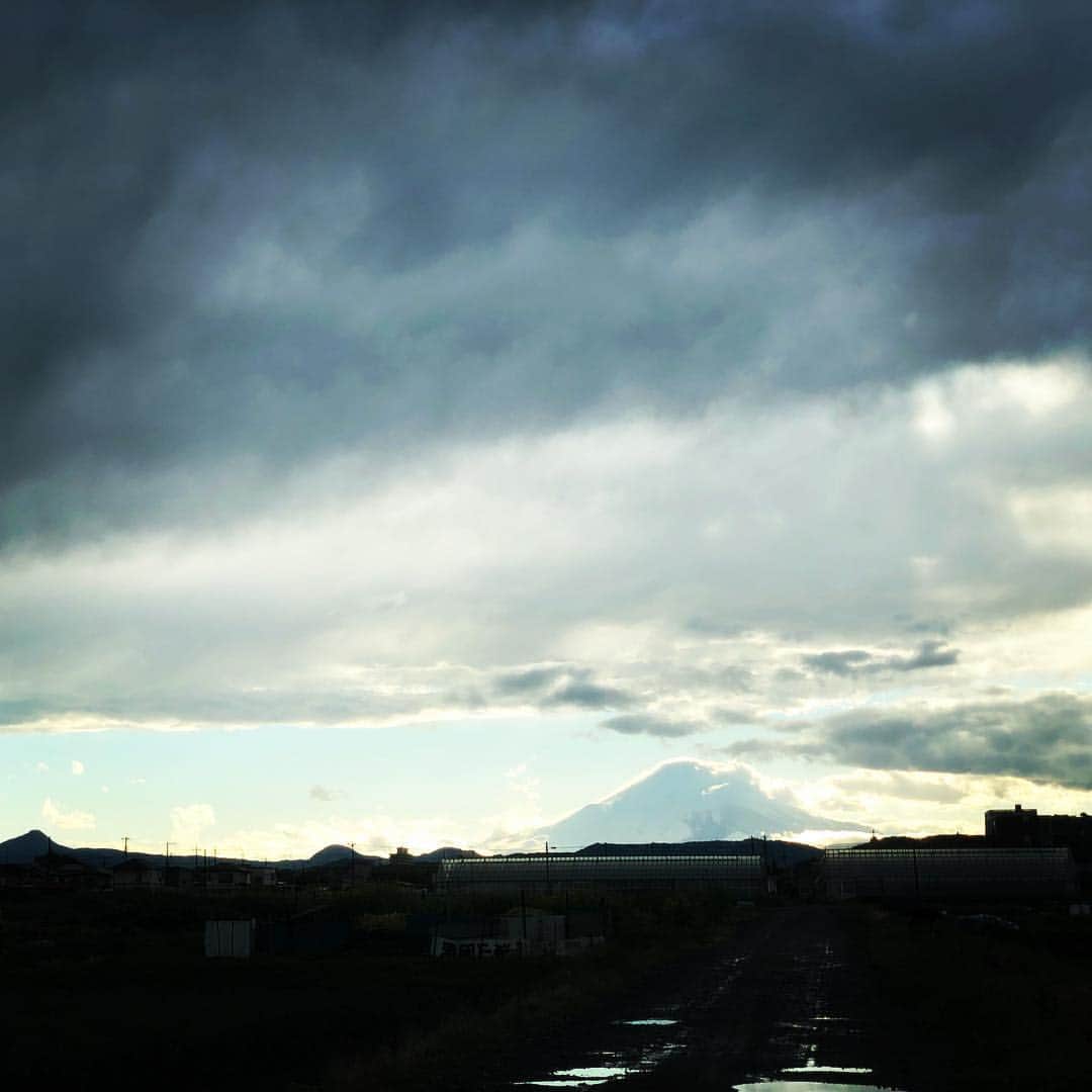 高野進さんのインスタグラム写真 - (高野進Instagram)「雨上がり、雲をまとう富士。 これから広島へ。」4月27日 18時39分 - susumu.takano.21