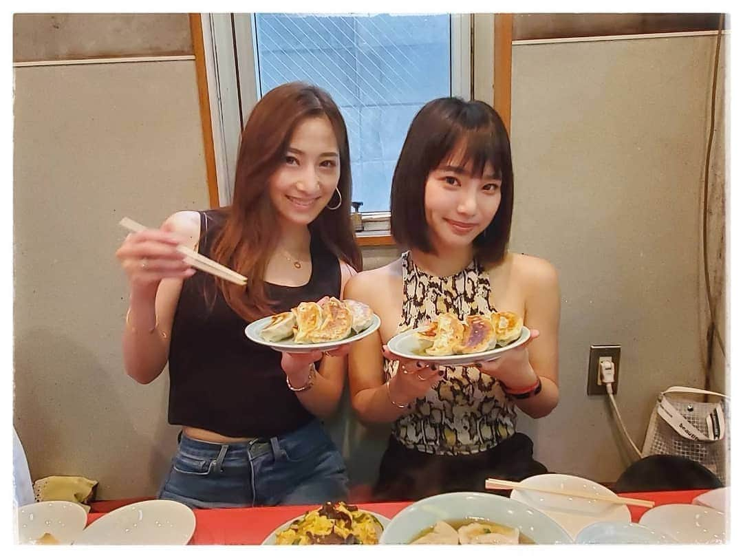 保坂玲奈さんのインスタグラム写真 - (保坂玲奈Instagram)「❇️ . TOBEFRESH Presents "美味しいものを食べてニオイは消えるのか？ 実験！"にみずきちゃんと参加してきたよ💡 . "絶対に口臭を消すTOBEFRESH" vs "美味しいけど絶対臭くなるご飯" . TOBEFRESHは本当に口臭を消せるのか...? . 今回挑戦するメニューは 二人とも大好きな餃子🥟 . みんみんの餃子はジューシーで 酢胡椒と合わせて食べると すごく美味しいんだけど ニンニクたっぷり！ . いざ実食！ 美味しすぎてふたりして 幸せな顔してる😆 水餃子、ニンニクたっぷり青菜炒め、 ドラゴンチャーハン、キクラゲ炒めも ぺろりと平らげた😋♥️ . . 美味しい食事のあとは、 TOBEFRESH！使ってみます❇ . ・シュシュっとするだけ簡単！ ・気になる結果は・・・！？ . . . 食事直後はレベル5という 最大で非常に強い口臭の結果に😫 , TOBEFRESH使用後は レベル1だった✴❇✴❇ . . . 結果はTOBEFRESHの圧勝❇ . TOBEFRESHにはヒノキチオールが 入っていてニオイの成分を分解、 殺菌してくれるんだって😌 . . 餃子が大好きだから これからはTOBEFRESHさえあればこわくない😳 . 美味しい餃子屋さんのみんみん みんなも行ってみてね🥟🍥 . . . #TOBEFRESH #トゥービーフレッシュ #息さわやか #人と会う前に #口臭が気になる時に #たばこにんにく口臭スプレー1秒 #口臭ケア #ノンアルコール成分 #マウススプレー #美食 #美味しい食べ物 #マウスウォッシュ #歯磨き #エチケット #口臭予防 #オーラルケア #みんみん  #餃子」4月27日 18時44分 - __renao_0707