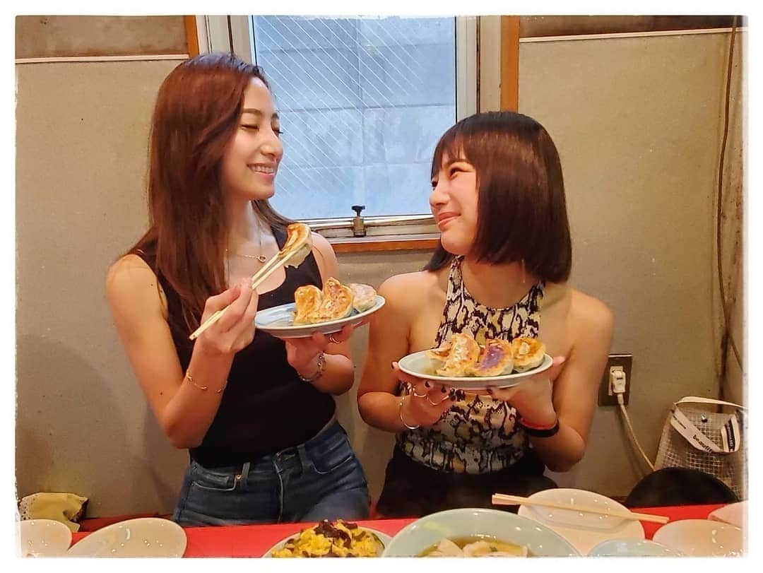 保坂玲奈さんのインスタグラム写真 - (保坂玲奈Instagram)「❇️ . TOBEFRESH Presents "美味しいものを食べてニオイは消えるのか？ 実験！"にみずきちゃんと参加してきたよ💡 . "絶対に口臭を消すTOBEFRESH" vs "美味しいけど絶対臭くなるご飯" . TOBEFRESHは本当に口臭を消せるのか...? . 今回挑戦するメニューは 二人とも大好きな餃子🥟 . みんみんの餃子はジューシーで 酢胡椒と合わせて食べると すごく美味しいんだけど ニンニクたっぷり！ . いざ実食！ 美味しすぎてふたりして 幸せな顔してる😆 水餃子、ニンニクたっぷり青菜炒め、 ドラゴンチャーハン、キクラゲ炒めも ぺろりと平らげた😋♥️ . . 美味しい食事のあとは、 TOBEFRESH！使ってみます❇ . ・シュシュっとするだけ簡単！ ・気になる結果は・・・！？ . . . 食事直後はレベル5という 最大で非常に強い口臭の結果に😫 , TOBEFRESH使用後は レベル1だった✴❇✴❇ . . . 結果はTOBEFRESHの圧勝❇ . TOBEFRESHにはヒノキチオールが 入っていてニオイの成分を分解、 殺菌してくれるんだって😌 . . 餃子が大好きだから これからはTOBEFRESHさえあればこわくない😳 . 美味しい餃子屋さんのみんみん みんなも行ってみてね🥟🍥 . . . #TOBEFRESH #トゥービーフレッシュ #息さわやか #人と会う前に #口臭が気になる時に #たばこにんにく口臭スプレー1秒 #口臭ケア #ノンアルコール成分 #マウススプレー #美食 #美味しい食べ物 #マウスウォッシュ #歯磨き #エチケット #口臭予防 #オーラルケア #みんみん  #餃子」4月27日 18時44分 - __renao_0707