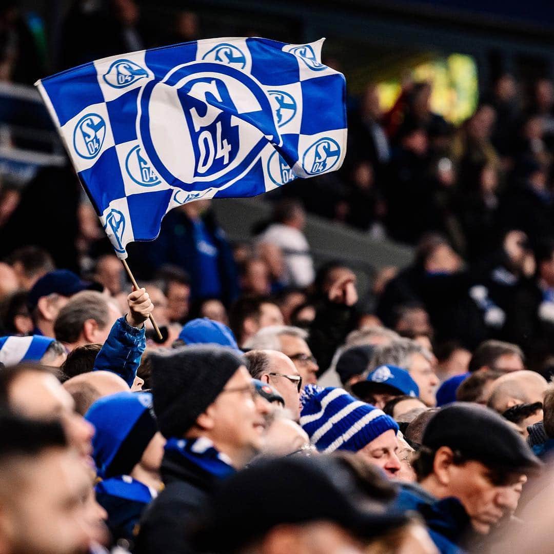 シャルケ04さんのインスタグラム写真 - (シャルケ04Instagram)「IT‘S DERBYDAY! Give us a 🔵⚪️ for a Schalke win! . . #S04 #Schalke #Fans #Knappen #Königsblau #Royalblues #🔵⚪️ #Support #Revierderby #BVBS04 #Futbol #Football #Soccer」4月27日 18時48分 - s04