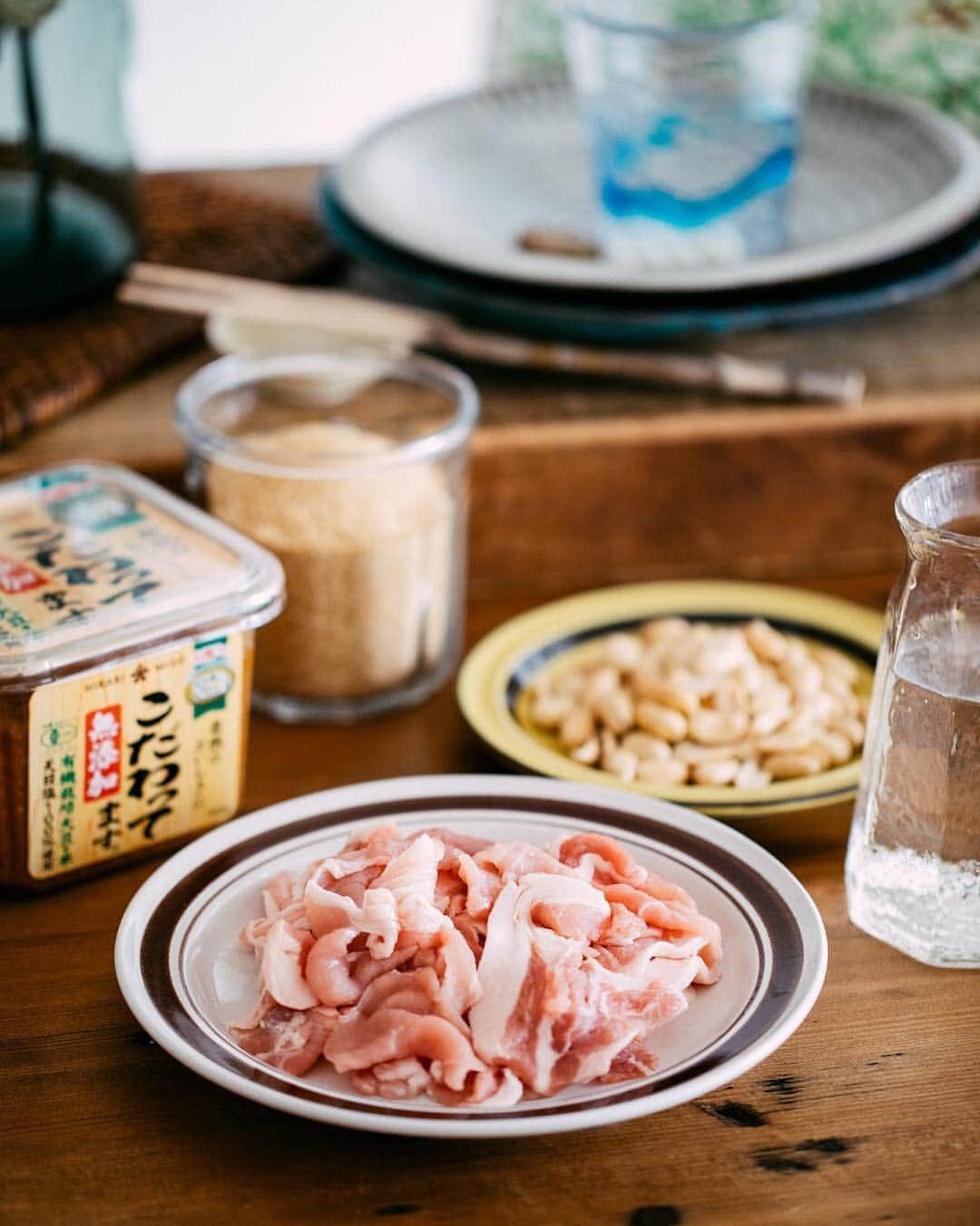 ひかり味噌株式会社さんのインスタグラム写真 - (ひかり味噌株式会社Instagram)「油ののった豚こま肉で、手軽に作れる、沖縄風の油肉味噌。泡盛を使うとより本格的な味になります。 . 味噌はじっくり熟成でコクのある #こだわってます をチョイス。 . . #豚こま肉の手作りアンダンスー 〇材料（3～4人分） 豚こま切れ肉　300g 三温糖（砂糖）　100g #味噌 #こだわってます　150g 酒　50ml ピーナッツ　50g . 〇作り方（20分） 1）ピーナッツは粗みじん切りにする。 . 2）鍋に湯を沸かし、豚肉を加えて色が変わったらすぐ取り出し（霜降り）、ザルで水気をきる。（豚肉は脂ののった豚こま切れ肉がおすすめ。なければ豚ばら肉でもおいしく作れます。） . 3）豚肉を包丁で粗みじん切りにする。 . 4）中弱火に温めたフライパンに豚肉を加え、油が出るまで炒める。砂糖を加えて溶けるまで炒めたら、味噌と酒を加え、弱火で練るように炒める。ツヤが出てきたらピーナッツを加えて混ぜ合わせる。」4月27日 18時49分 - hikarimiso