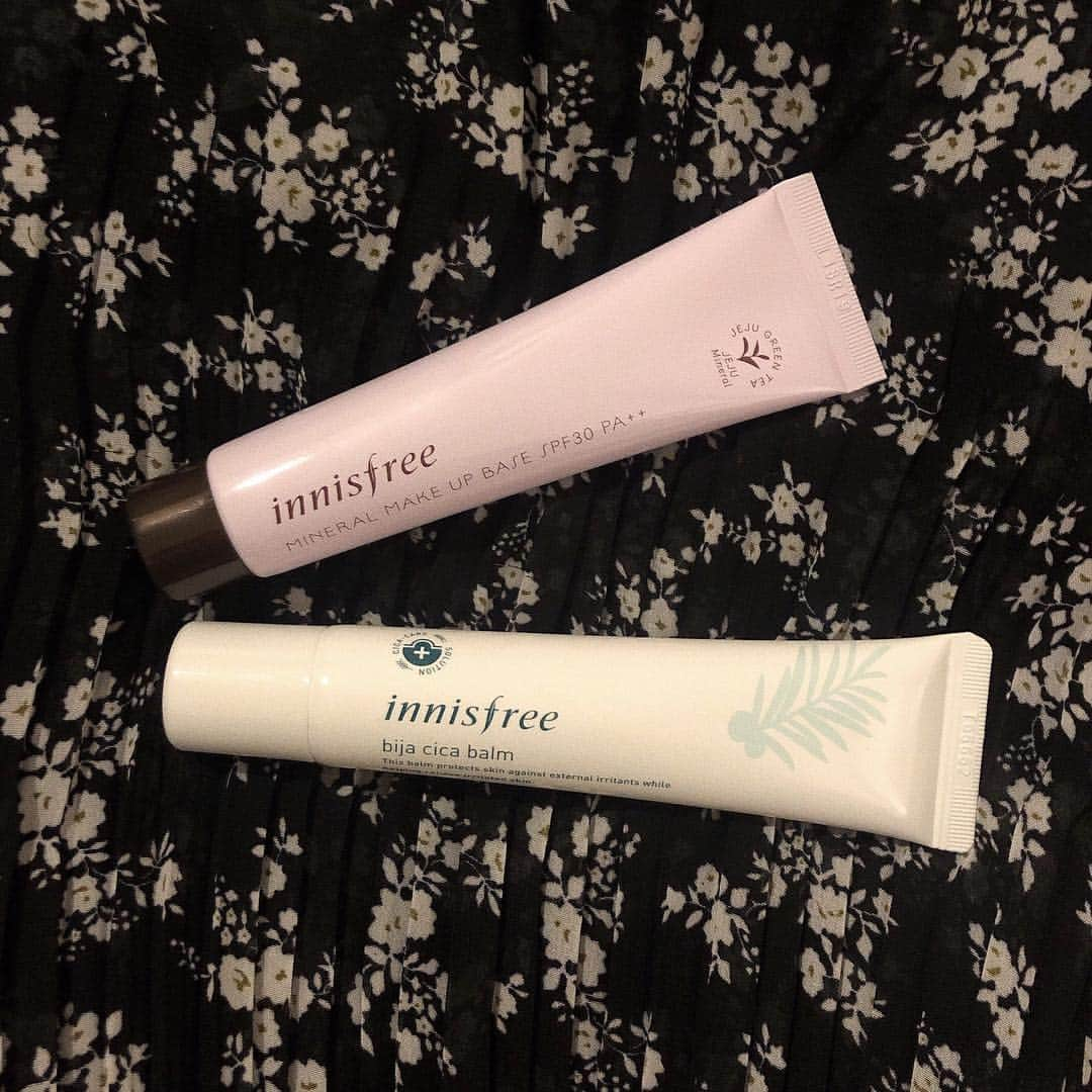 蒼川愛さんのインスタグラム写真 - (蒼川愛Instagram)「Innisfreeで新しい下地とシカバームをゲットした👼🏻❤️ 下地は3番で、肌のくすみを飛ばして透明感を出してくれるパープルベースなの🐰今日使ってメイクしたんだけど、少量ですごい伸びるし重くもなく肌なじみも最高だった◎4枚目見てね☺︎ . 私いつも顔色悪くてくすんで見えやすいから、透明感出る下地ずっと探してて🤢🤢なかなかこれだ！っていうのに出会えなかったから嬉しい(*ˊᵕˋ*)੭ ੈ . . 下のシカバームはスキンケアの最後に顔全体に塗ってる！わりと軽めのテクスチャーだからつけ心地さっぱりで2度塗りくらいした方がいいかなって感じもするな🤔肌荒れてるとか乾燥気になるとこには重ね付けすると良いみたい🤔🤔 . Innisfreeのコスメが気づいたらどんどん増えてる🥺❤️ リップとグリーンティーのシリーズが好き！あとクレイパックも使いやすい◎アイシャドウとかアイブロウペンシルも気になるな〜〜日本に店舗あるの嬉しいよね😚😚コスメやっぱり大好きだ😚♡」4月27日 18時50分 - tougarashi_suki