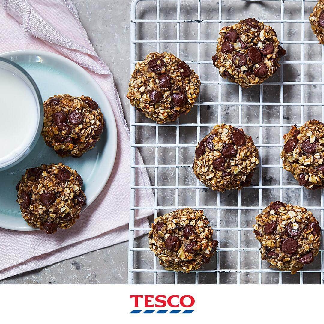 Tesco Food Officialさんのインスタグラム写真 - (Tesco Food OfficialInstagram)「Baking doesn’t get much easier than this! Made with only 3 ingredients, oaty choc chip cookies are an unbelievably hassle-free treat for the whole family.⁣ ⁣ ⁣ Ingredients⁣⁣ ⁣ 2 large ripe bananas⁣⁣ 150g Scottish porridge oats⁣⁣ 100g milk chocolate chips⁣⁣ ⁣ ⁣ Method⁣⁣ ⁣ 1. Mash 2 large ripe bananas in a mixing bowl with a fork until quite smooth. Mix in 150g oats until well coated in the banana, then fold through 100g milk chocolate chips. ⁣⁣ ⁣ ⁣ 2. Use a tablespoon to scoop out 16 balls of dough. Dollop onto a large baking tray lined with baking paper, leaving a gap between each cookie as they will spread slightly when baked. Gently press down and pat the cookies into a rough round shape. ⁣⁣ ⁣ ⁣ 3. Bake at gas 5, 190°C, fan 170°C for 18 mins or until just crisp and golden. The cookies should still be slightly soft and chewy in the middle.⁣⁣ ⁣ ⁣ 4. Allow to cool before serving. The baked cookies will keep for up to 2 days stored in an airtight container.⁣⁣」4月27日 18時55分 - tescofood