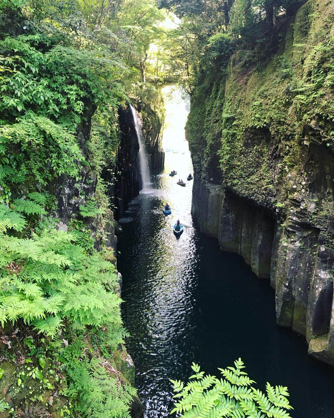 純名里沙さんのインスタグラム写真 - (純名里沙Instagram)「ゴールデンウィーク始まりましたね✨ ・ 私はすこし前に、ずーっと伺いたかった高千穂へ行って参りましたよ！ お天気も素晴らしく、いろんな神社にも参拝出来、大満足の旅になりました^ - ^❤️ ・ 神々の伝説に想いを馳せながら巡る高千穂、おすすめ致します‼︎✨ ・ #高千穂 #高千穂峡  #神社巡り  #大自然 #九州 #宮崎 #旅行 #観光」4月27日 19時08分 - risajunna3158