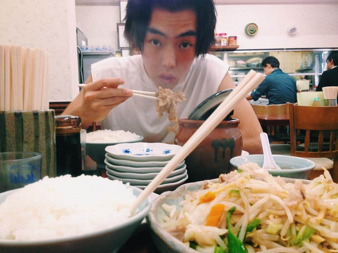 中村祐太郎さんのインスタグラム写真 - (中村祐太郎Instagram)「「祐太郎、今から昼飯食いに行こうぜ」「い、いまから？！」 彼はそんな調子で、いつも気安く、自分の気持ちを言葉にする。 素直な奴だ…と、少なからず僕は思っている。でも記憶に残っている、彼と差しで行った昼飯は、この一回だけなんだなーー笑  久しぶりに、「太陽を掴め」が劇場で上映します！ アップリンク渋谷の「ラブラブラブシネマ 」というイベントです。 急ですが、4/29です！🌞 残席まだまだあります〜〜！ お早めに😘✨ https://shibuya.uplink.co.jp/movie/2019/53939  トークショーのゲストは 枝優花監督です…！！ #ラブラブラブシネマ  #吉村界人 #枝優花  #中村祐太郎」4月27日 19時01分 - youtaronmura