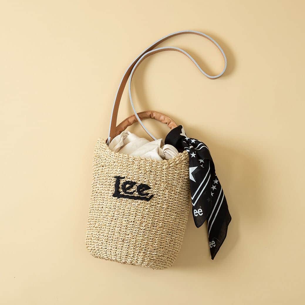 SMIRNASLI_officialのインスタグラム：「Lee×SMIR NASLI . 大人気Leeコラボから かごBagが登場！ . blackとbrownの２色 店頭でお待ちしてます❤︎ . #バッグ #bag #smirnasli #サミールナスリ  #かごバッグ」