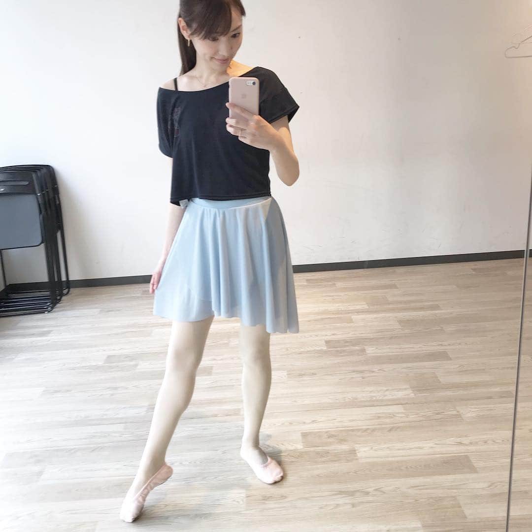 白木あゆみのインスタグラム：「. ballet lesson！ 淡いブルーで春の装いです。 つま先とお膝が汚すぎるのはご愛嬌ということで...😨 . #ballet #dancer #ballerina  #バレエ #バレリーナ」