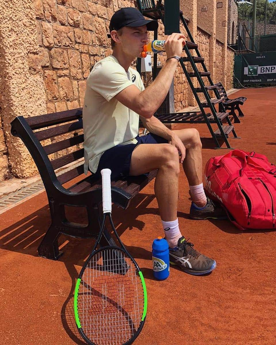 ダビド・ゴフィンさんのインスタグラム写真 - (ダビド・ゴフィンInstagram)「Time to rehydrate after training. Ready for more sweat and clay! #aadrink #isolemon #hydrate #tennis @aadrinksport」4月27日 19時21分 - david__goffin