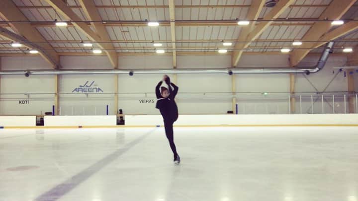 セシリア・トルンのインスタグラム：「Kyllä tää vanhus vielä johonkin taipuu... 🙃 #fridayfun #yesterday」