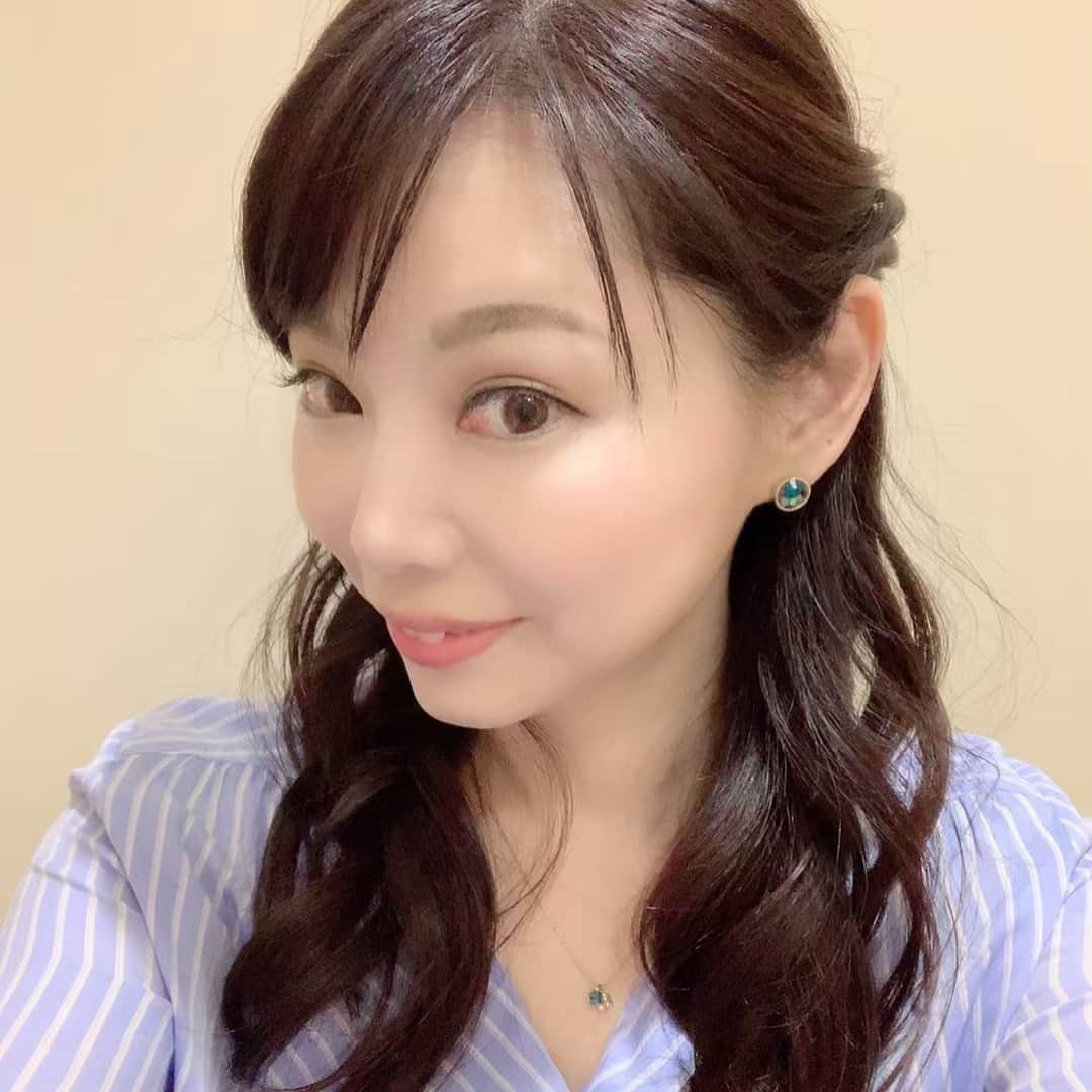 柴本愛沙さんのインスタグラム写真 - (柴本愛沙Instagram)「昨日の衣装✨ 自分ではあまり選ばないブルー。 ピアスやネックレスもブルーでした！ (2枚め)  自分でスタイリングすると どうしても好きな色や テイストに偏ってしまうので 選んでもらうのはいいですね！  いつも衣装がセットされている ロッカーを開けるのが楽しみです☆  そして夜はひるおび！のパーティーに 参加させていただきました♡ 10周年だそうです！ とても有意義な時間でした🌟  #衣装 #TBSNEWS #ブランドわからず #ブルー #ブルーコーデ #シャツコーデ #新鮮 #OOTD #todaysoutfit #cordinate #fashion #春ファッション #スタイリストさんありがとう #いつも衣装楽しみ #ヘア #ハーフアップ #クロマキー #GW初日」4月27日 19時22分 - aisa_shibamoto