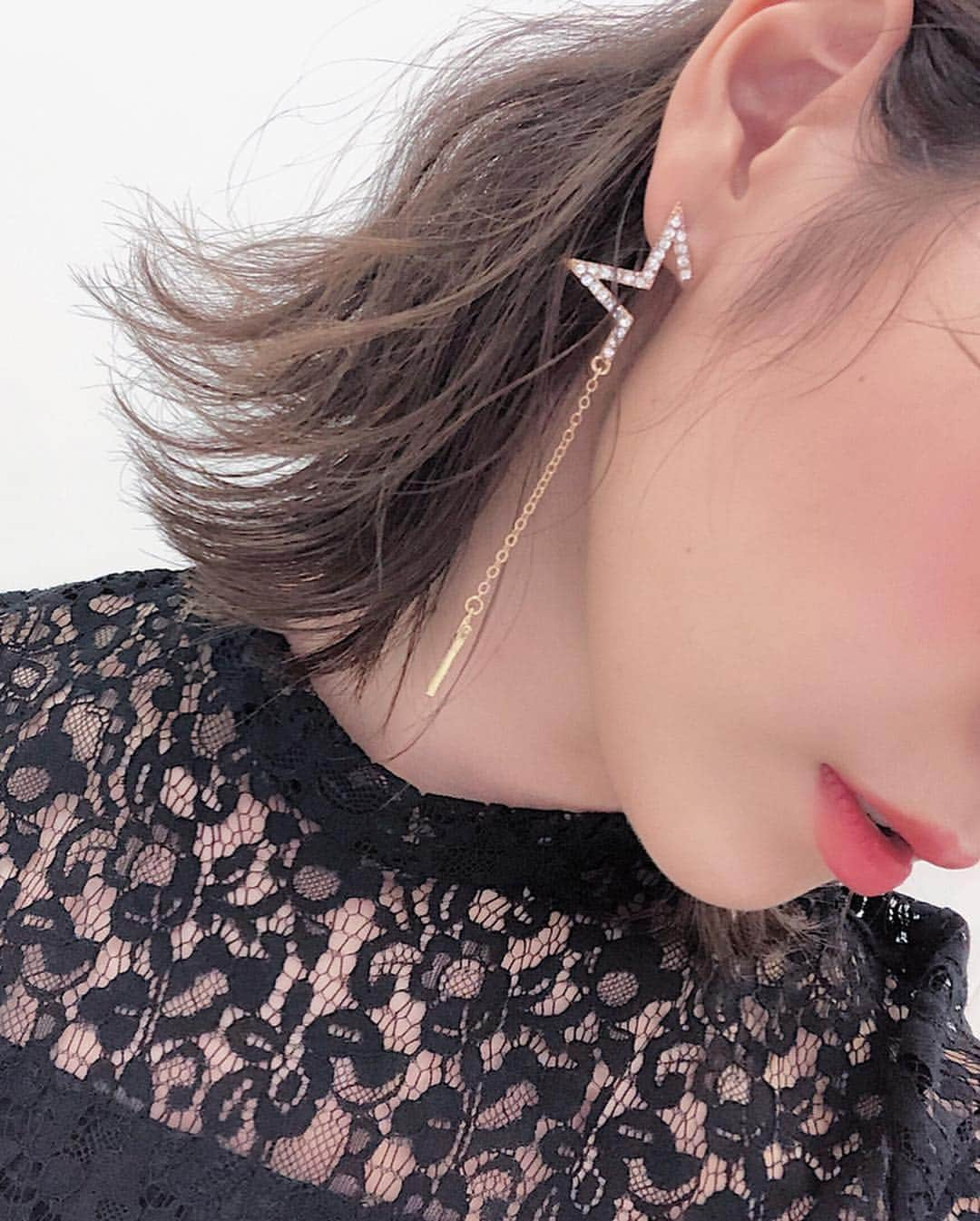 Yuika Matsuさんのインスタグラム写真 - (Yuika MatsuInstagram)「. . new pierce  @deardevilmini_official 💫💍 . . シンプルなコーデの時に アクセサリーで 遊ぶのが好き😘 . . . 5月1日~ 7日まで 阪急うめだ本店4F で ヘッドドレスとコスチュームジュエリーのブランド 「DearDevil mini（ディアデビル ミニ）」 の . “ 関西初 ”の popup がスタートしますよ ❤️ . . . みんな GWはどう過ごすのかな？ . . , . . ▶︎ @deardevilmini_official  #deardevilmini #ディアデビルミニ #jewelry  #ヘッドアクセ  #モデル #model @nodakayo_fground  @fground.coltd_」4月27日 19時24分 - yuika00802