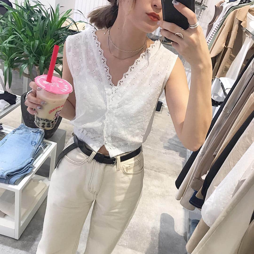 のインスタグラム：「. ちょっとあきましたが、、、 Flugge POP UP STORE無事終了しました👏👏怒涛の19連勤でしたが、ただただ楽しくて幸せな2週間でした☺️ 急遽お声かけいただき開催することになり、準備でバッタバタの二ヶ月。 色々あったけど結果オーライ✌︎ Fluggeだいすきです、このために地方から来ました、と嬉しいお言葉をたくさん頂きました🥰幸 ご来店くださった全てのみなさま、一緒に店頭で働いてくれたみんな、会社の皆様、ラフォーレの関係者様、ありがとうございます🙏そして相方ゆいこ、二ヶ月ありがとう、お疲れ様☺️ また近々嬉しいお知らせがあります！楽しみにしていてくださーい✌︎GWは泥になります☺️ #Flugge#fluggepopupstore#Flugge_official」