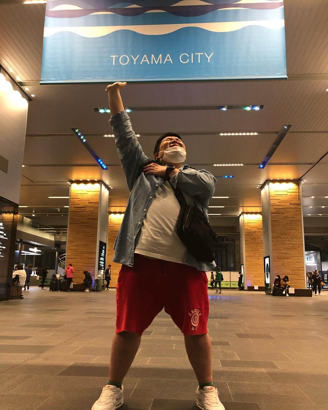 カバさんのインスタグラム写真 - (カバInstagram)「‪本日のでぶ活。 富山公演、終了です！沢山のお客さまありがとうございました！大感謝です！お世話になった富山をほんの少し支えさせて頂きました！また来させて頂きます！今から明日の静岡公演のために移動、明日も頑張ります！‬ . #本日のでぶ活 #でぶ活 #吉本新喜劇 #ワールドツアー #すっちー #酒井藍 #富山公演 #ありがとうございました #大感謝 #富山支え #アトラスならぬ #カバラス #お支えシリーズ #また支えにきます #明日の静岡公演も #宜しくお願い致します  いや、  #よろカバちゃんです」4月27日 19時28分 - kabaking0129